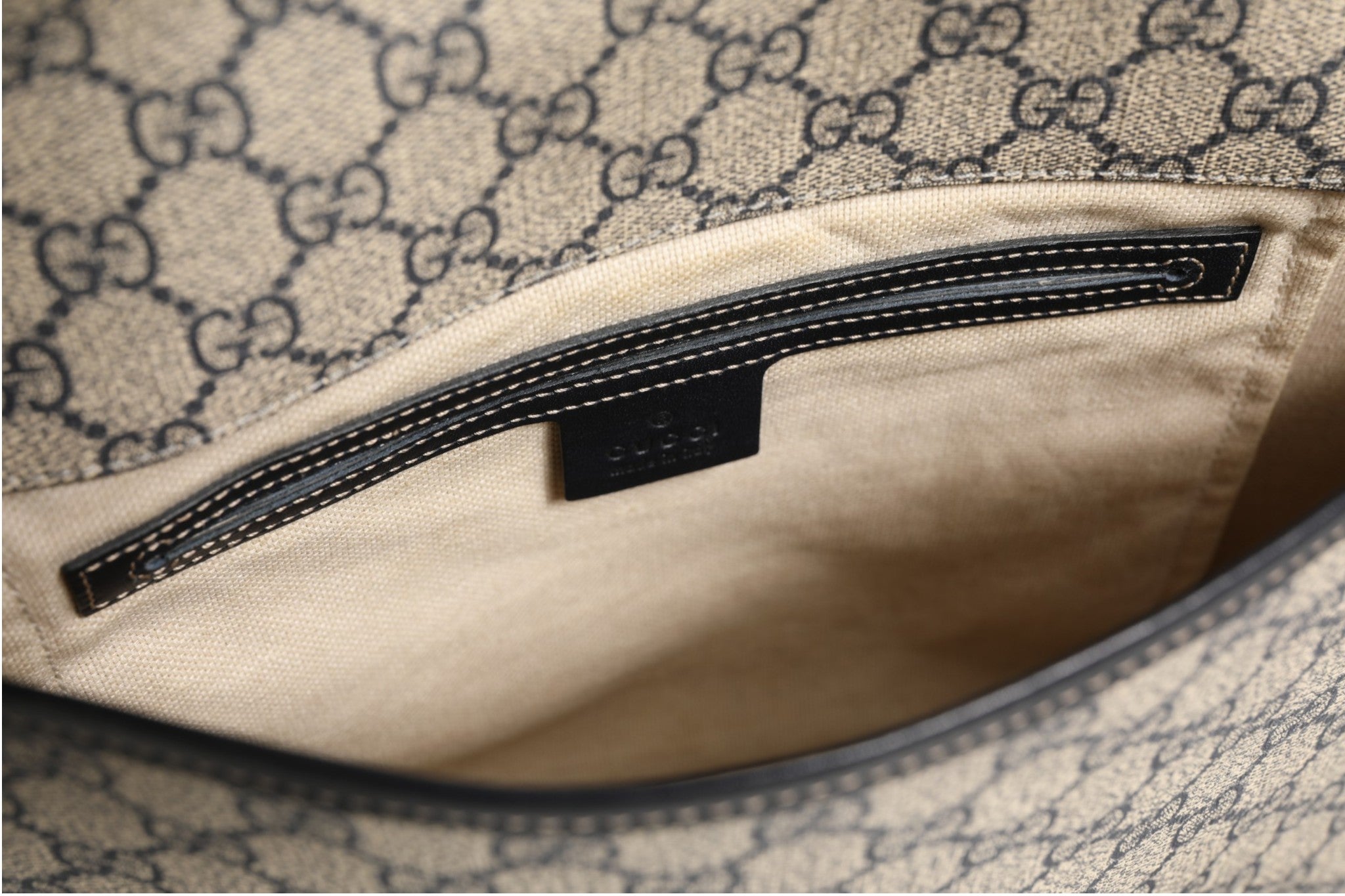 Sac à messenger Gucci GG Supreme avec logo emblématique, en toile durable et détails en cuir, pour un style élégant et sophistiqué.