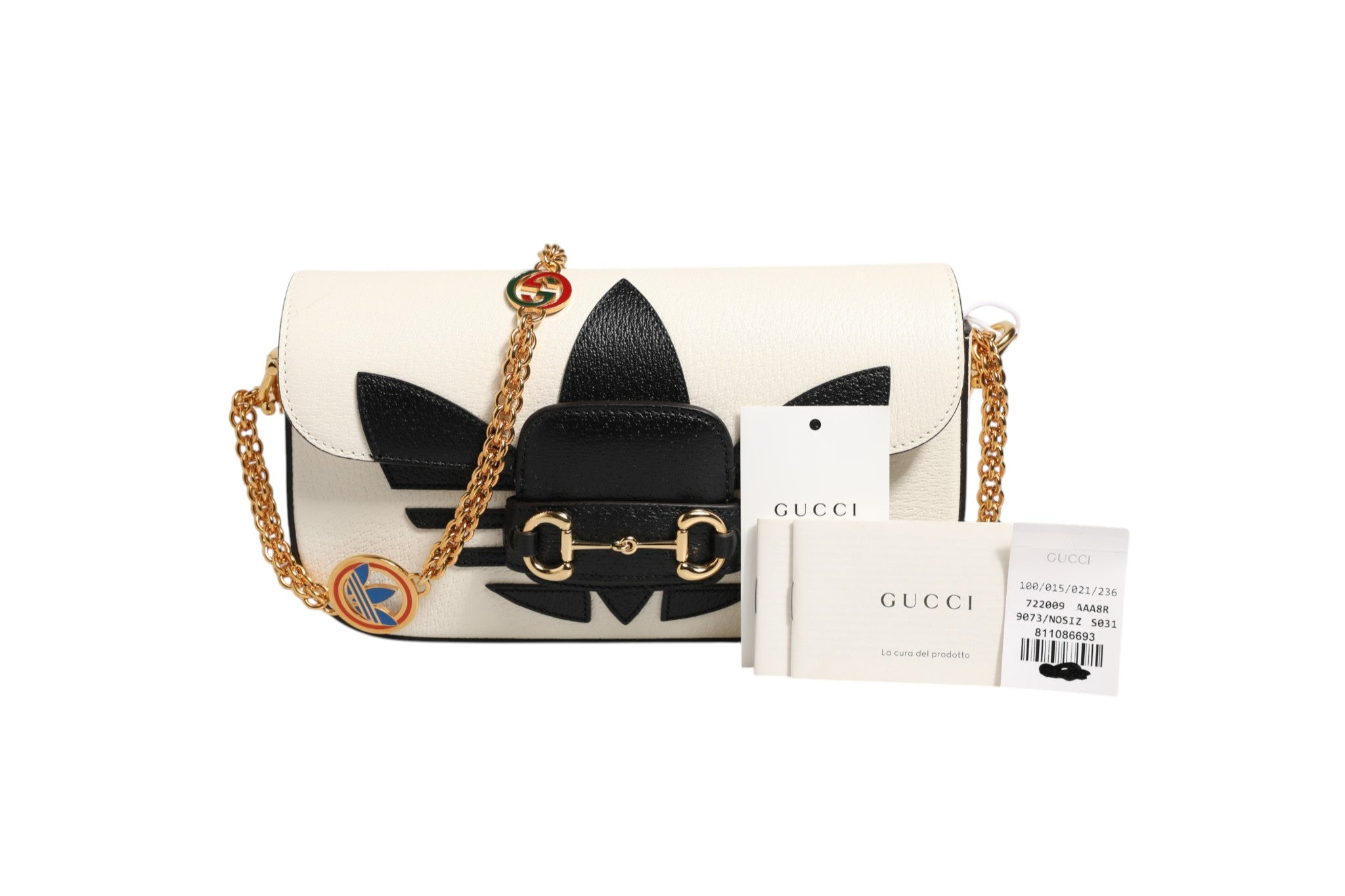 Sac à bandoulière Gucci x Adidas Horsebit 1955 noir et blanc, avec logo et détails en métal, design élégant et moderne.