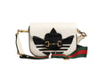 Sac à épaules Gucci x Adidas 1955 Horsebit avec logo, design élégant, en cuir noir et détails en or, visible en gros plan.