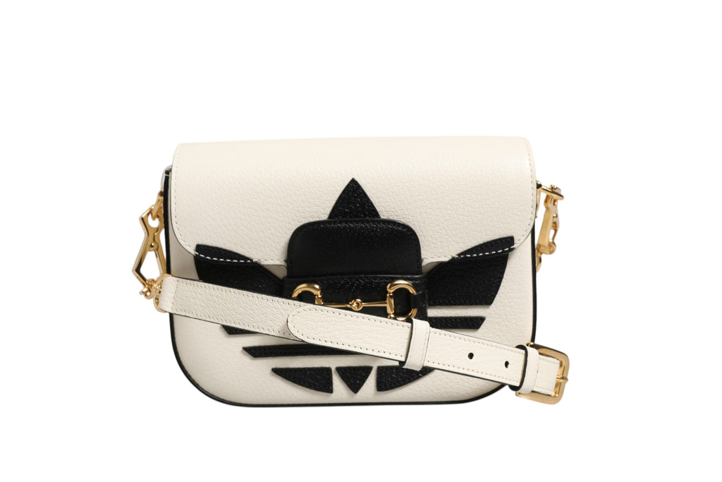 Sac à main Gucci x Adidas 1955 Horsebit avec bandoulière, en cuir noir et détails en or, élégant et moderne.