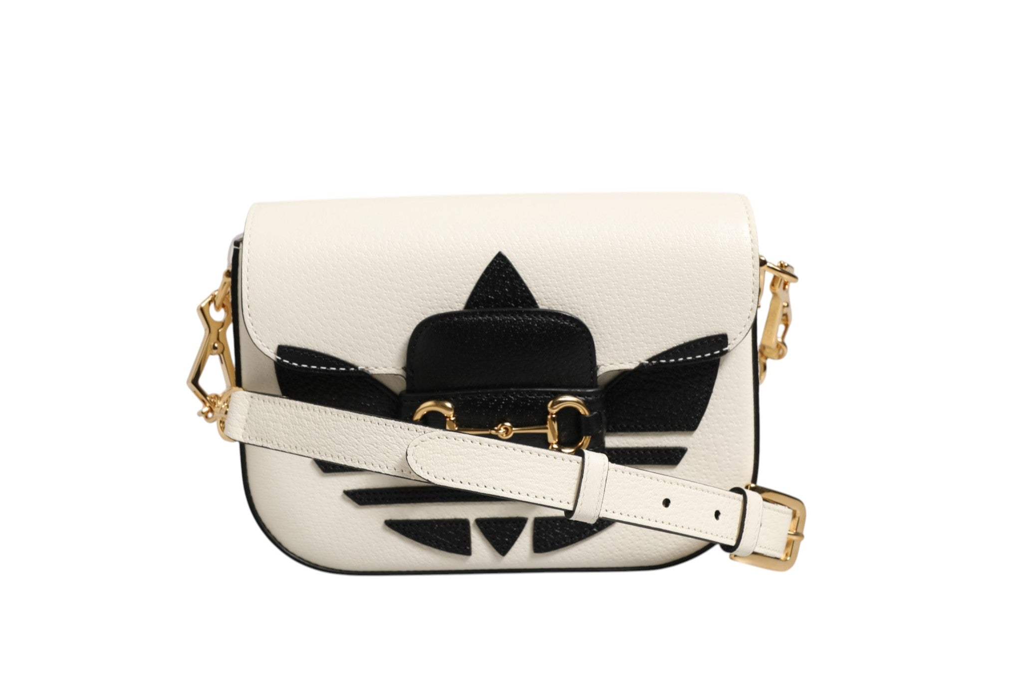 Sac à main Gucci x Adidas 1955 Horsebit avec bandoulière, en cuir noir et détails en or, élégant et moderne.