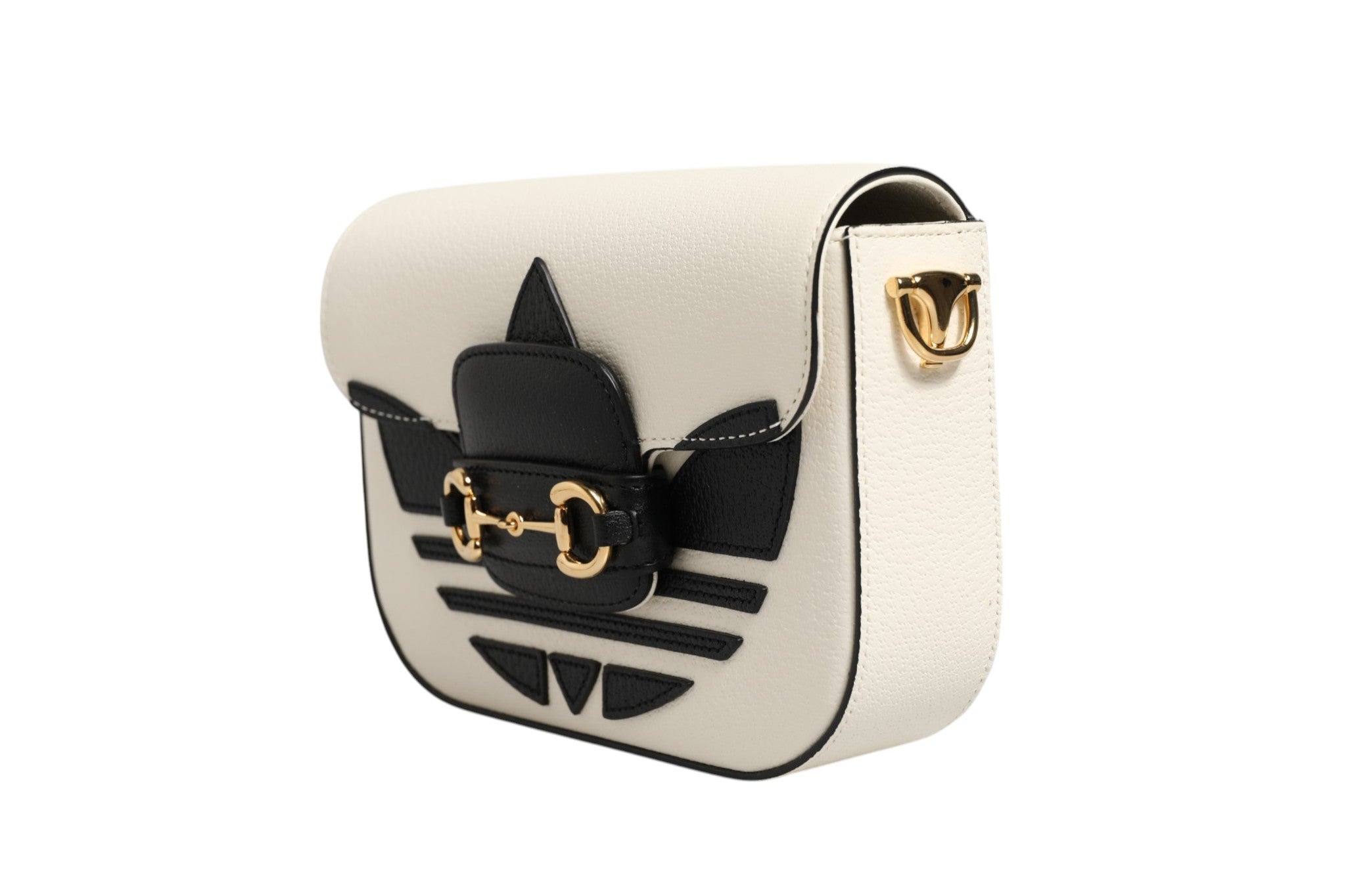 Sac à bandoulière Gucci x Adidas 1955 Horsebit avec logo, en cuir noir, détails métalliques et bandoulière réglable.