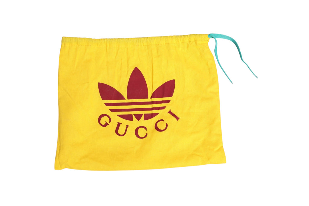 Sac à bandoulière Gucci x Adidas 1955 Horsebit avec logo et détails en cuir, élégant et tendance.