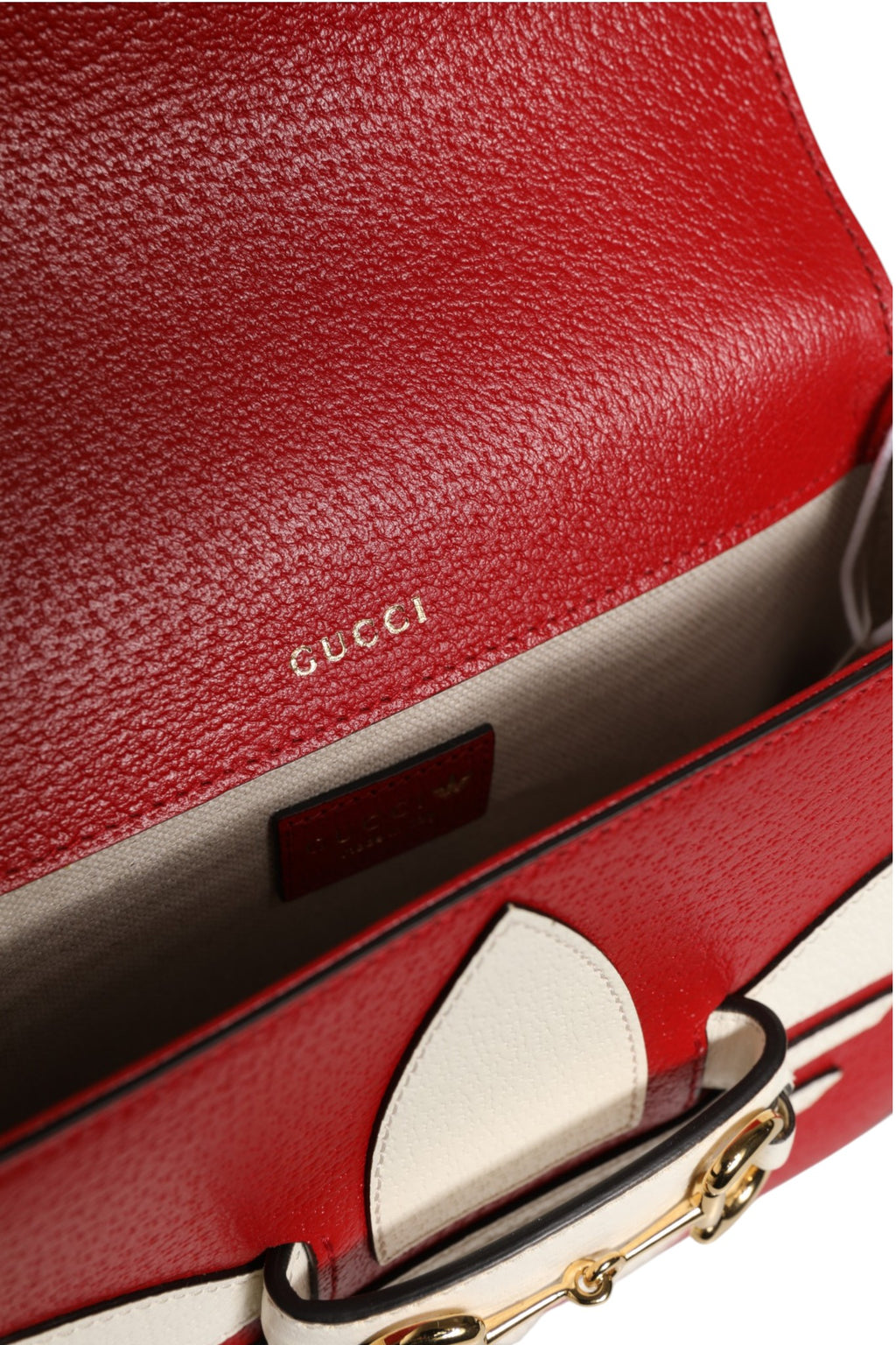 Sac à bandoulière Gucci x Adidas Horsebit 1955 en cuir avec logo et détails en métal, élégant et tendance.