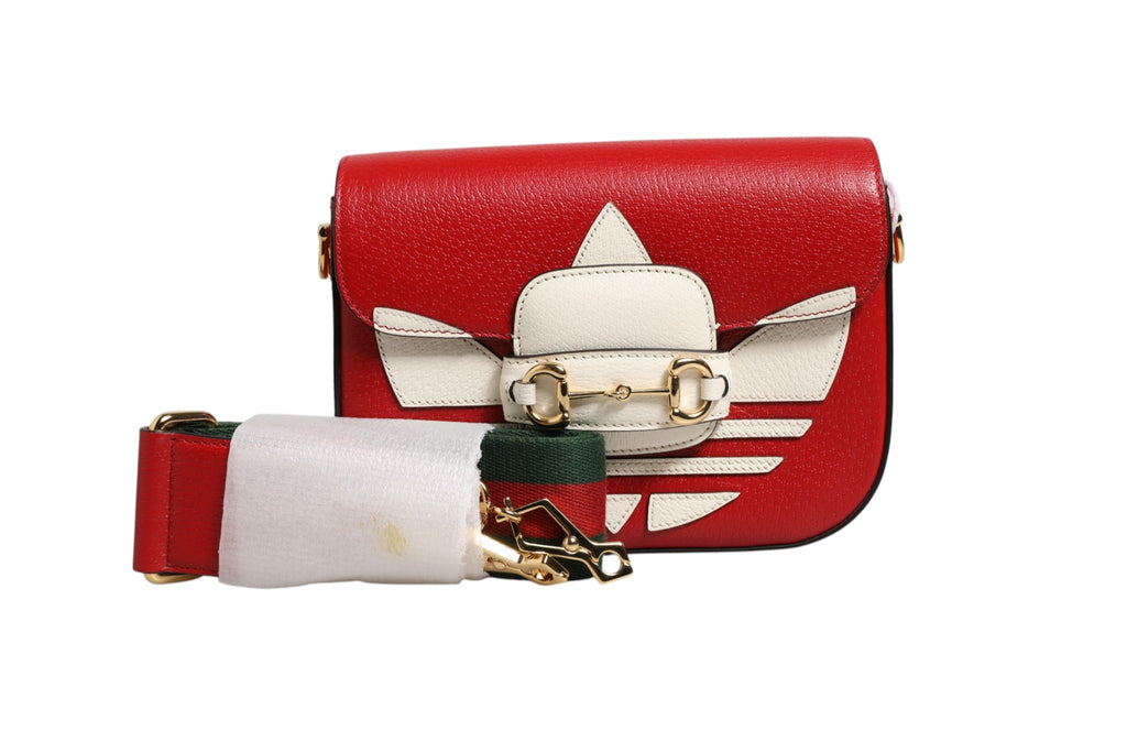 Sac bandoulière Gucci x Adidas Horsebit 1955 avec logo, en cuir et toile, design élégant et moderne.