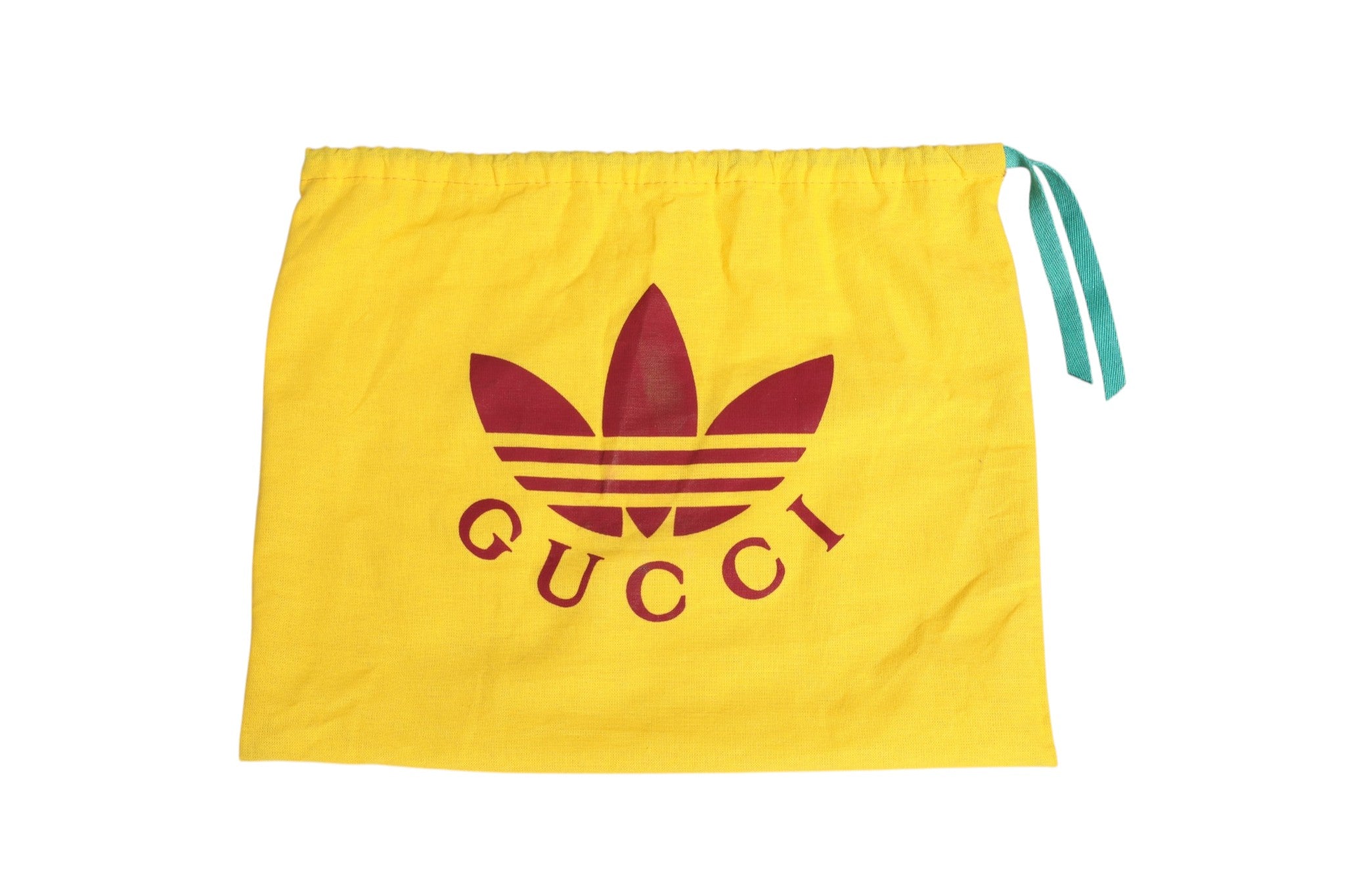 Sac bandoulière Gucci x Adidas Horsebit 1955 avec logo, en cuir noir et détails dorés, vue de face.