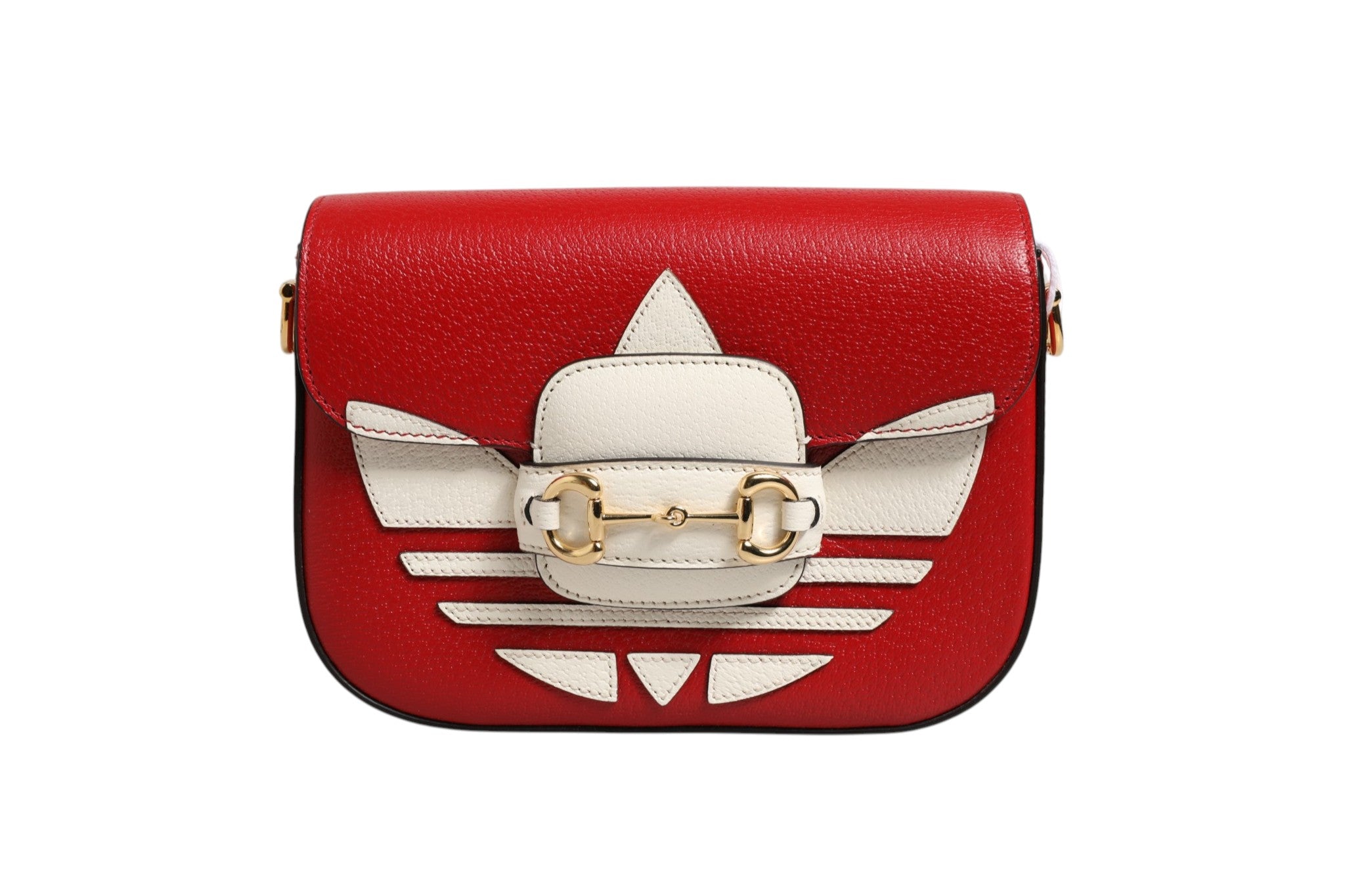 Sac à main Gucci x Adidas Horsebit 1955 en cuir avec détails métalliques, porté sur l'épaule, style élégant et tendance.