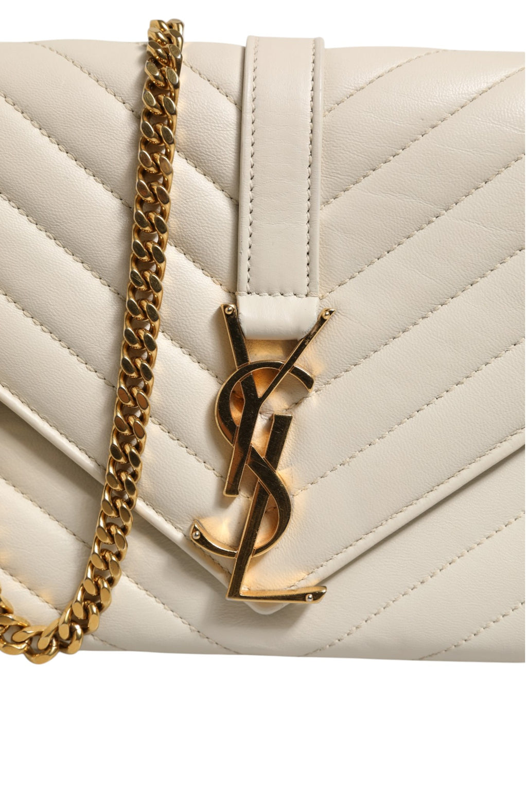 Sac à épaule moyen Saint Laurent Envelope Triquilt, design élégant avec matelassage triangulaire, en cuir de haute qualité.