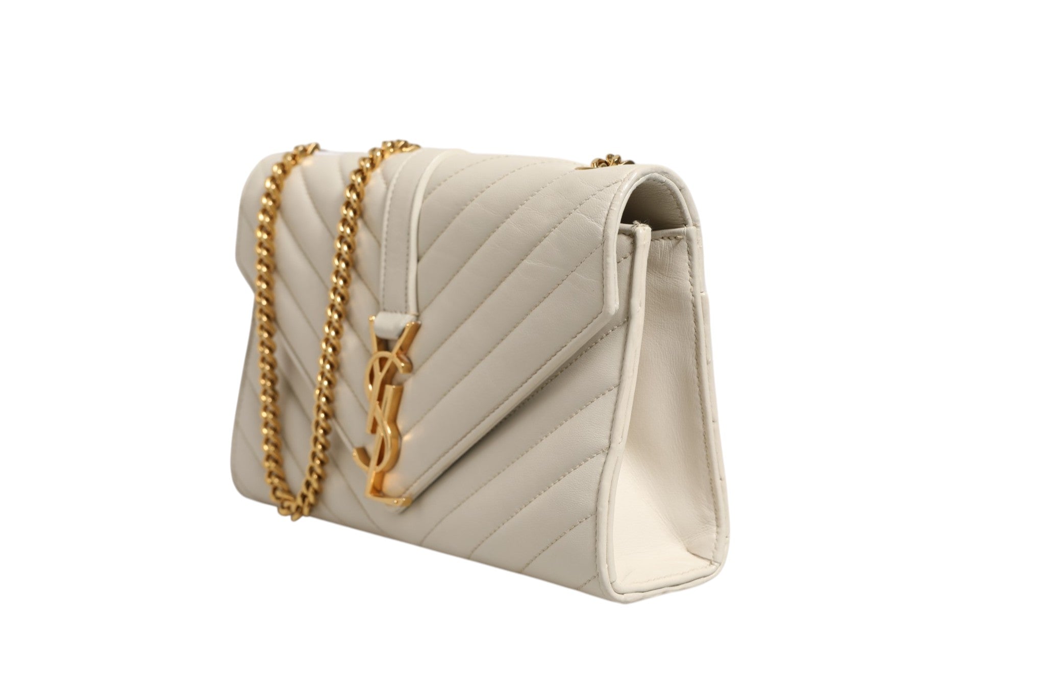 Sac à shoulder moyen Saint Laurent Envelope Triquilt, en cuir matelassé, couleur neutre, avec logo YSL visible.
