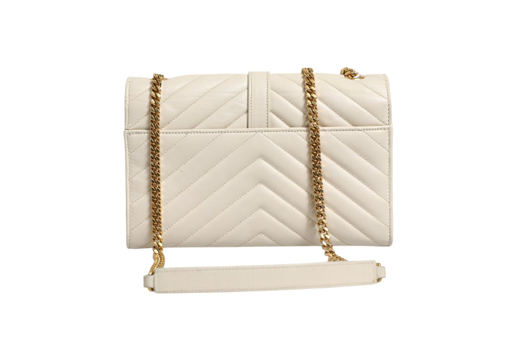 Sac à bandoulière Saint Laurent Envelope Triquilt Medium avec motif matelassé et logo YSL visible sur le devant.