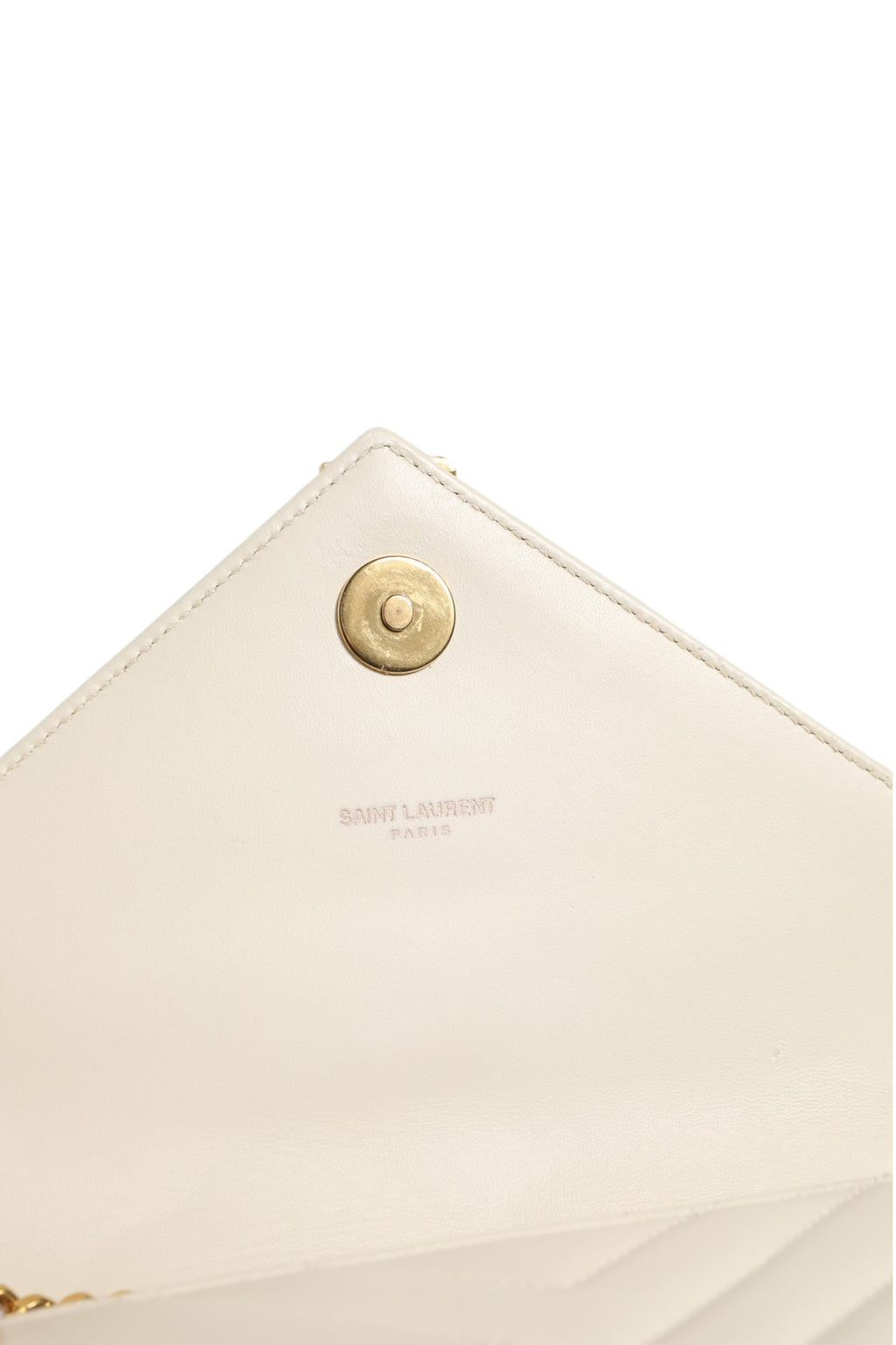 Sac bandoulière Saint Laurent Envelope Triquilt medium avec finition matelassée, en cuir noir, porté sur l'épaule.