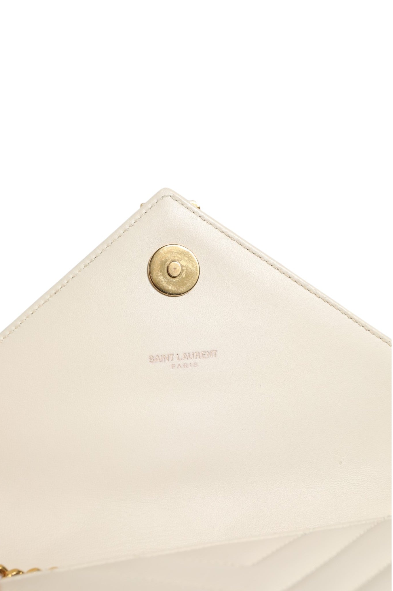 Sac bandoulière Saint Laurent Envelope Triquilt medium avec finition matelassée, en cuir noir, porté sur l'épaule.