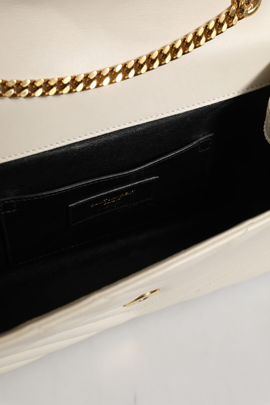 Sac à bandoulière Saint Laurent Envelope Triquilt Medium YSL avec quilting triangulaire, en cuir noir, élégant et sophistiqué.