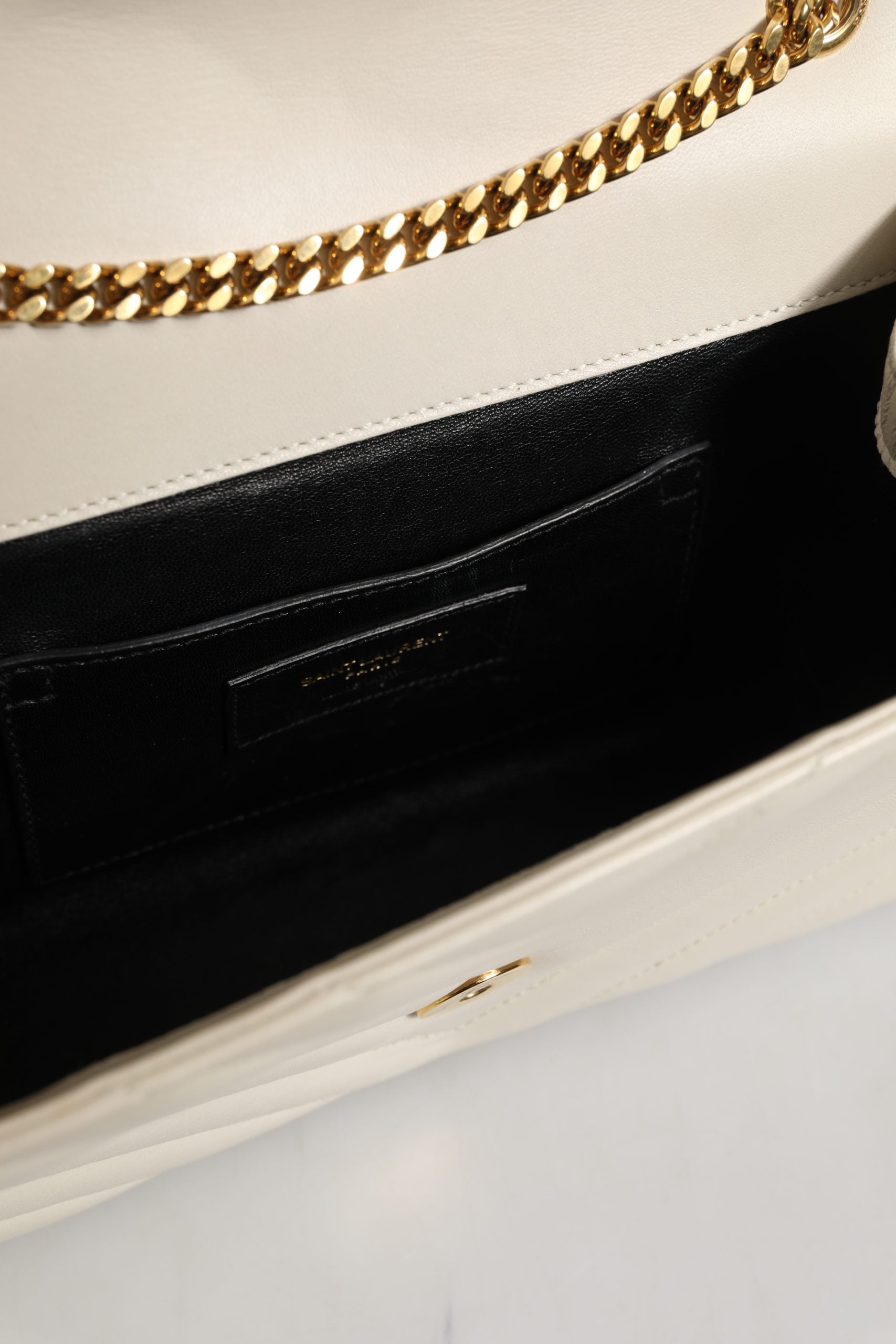 Sac à bandoulière Saint Laurent Envelope Triquilt Medium YSL avec quilting triangulaire, en cuir noir, élégant et sophistiqué.