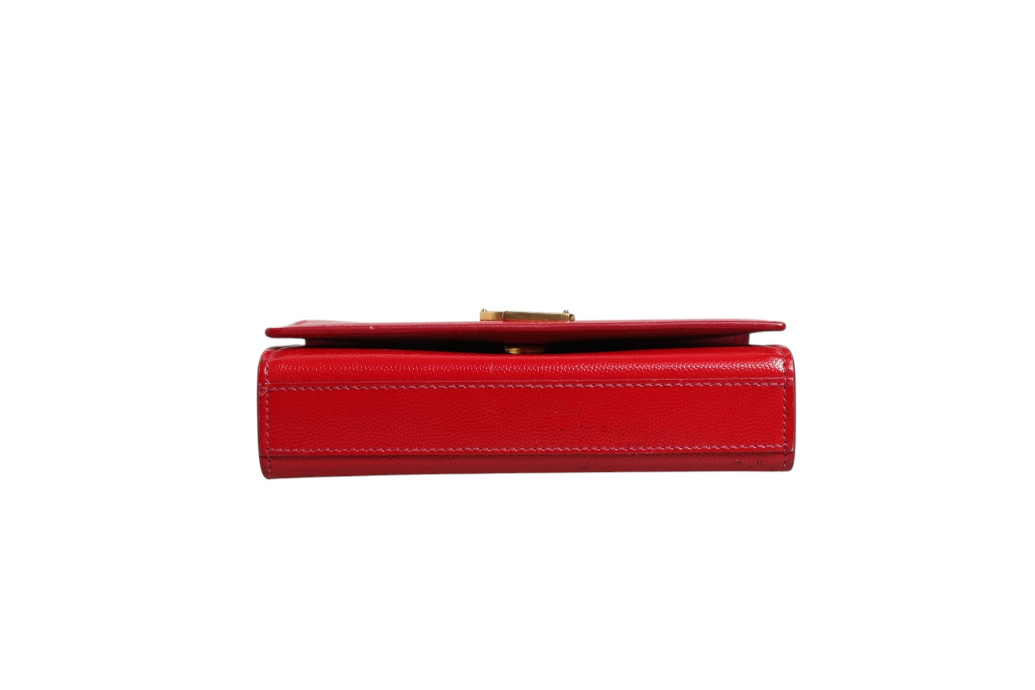 Sac à bandoulière en cuir rouge Saint Laurent Kate, élégant et sophistiqué, avec détails de la marque et finition raffinée.
