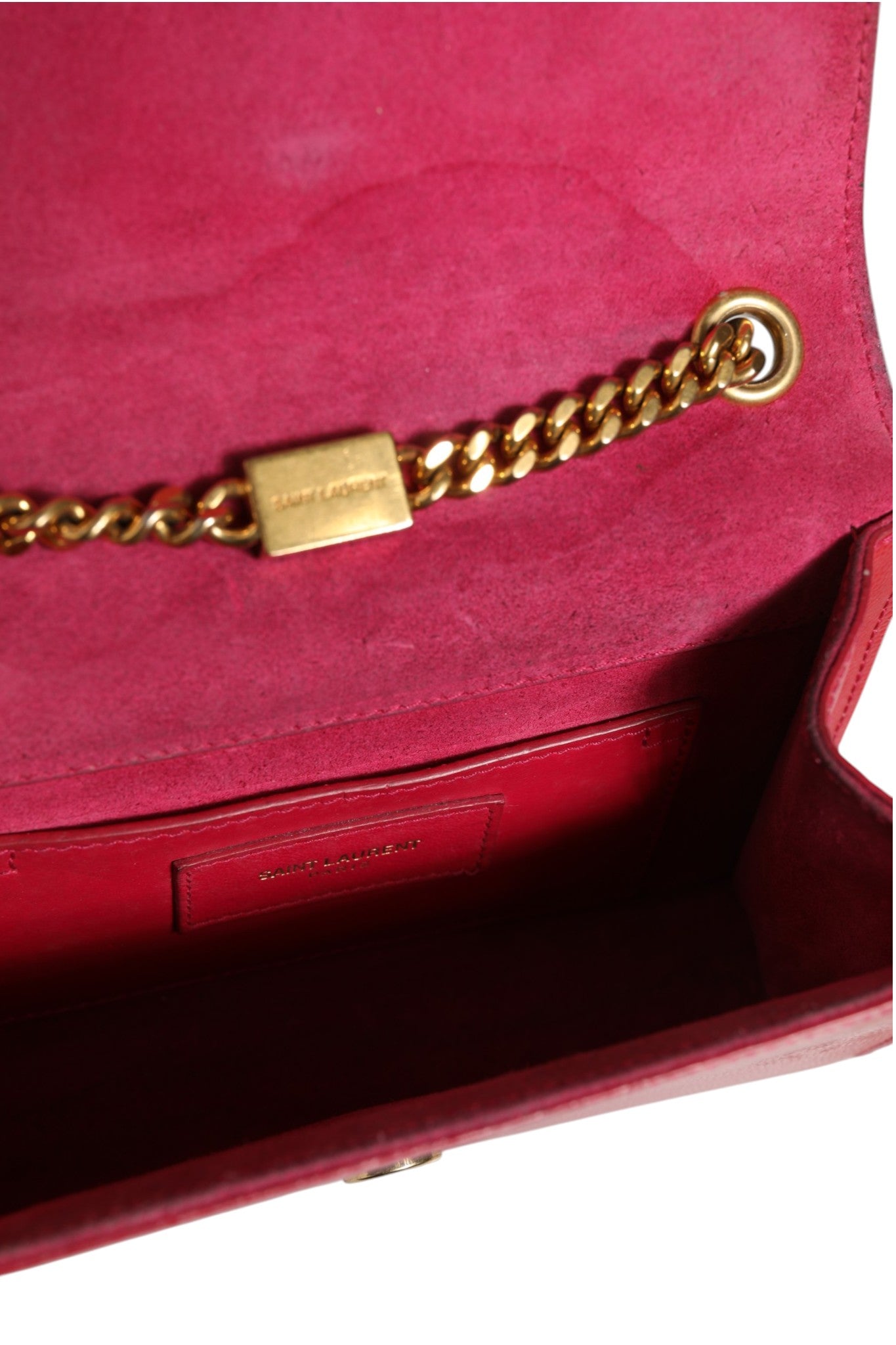 Sac à bandoulière en cuir rouge Saint Laurent Kate, élégant et sophistiqué, avec logo discret et chaîne métallique.