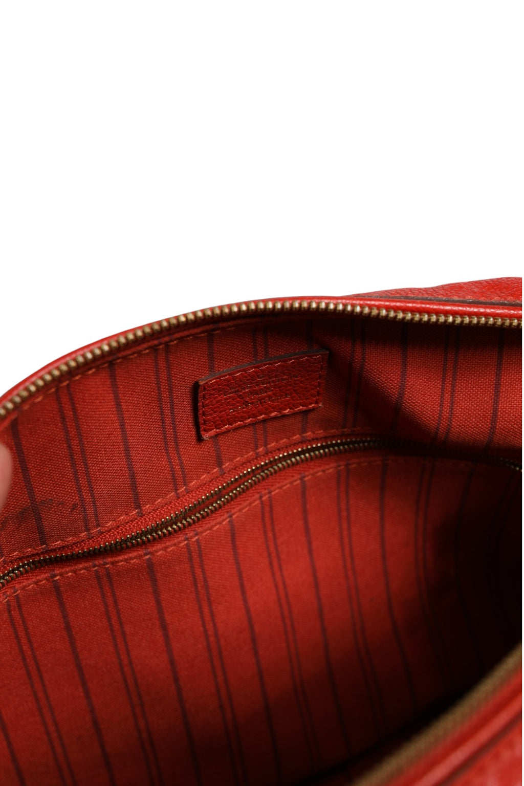 Sac Louis Vuitton Speedy 30 Monogram Empreinte rouge avec bandoulière, cuir élégamment textured et logo emblématique.
