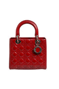 Sac à main Christian Dior Lady Dior en cuir verni rouge cerise avec quilting Cannage, petite taille et poignée élégante.