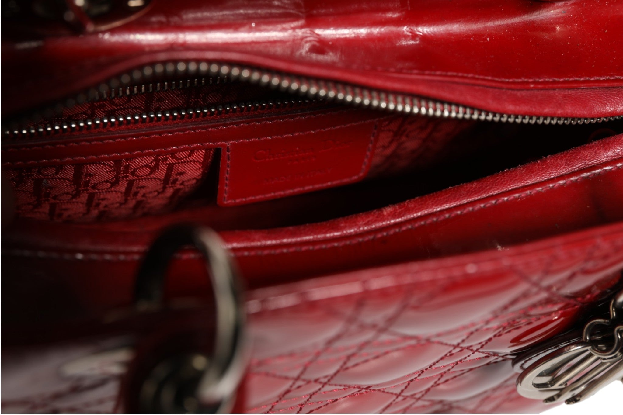 Petite sac Lady Dior en cuir verni rouge cerise avec quilting Cannage, signature de Christian Dior, vue de face.