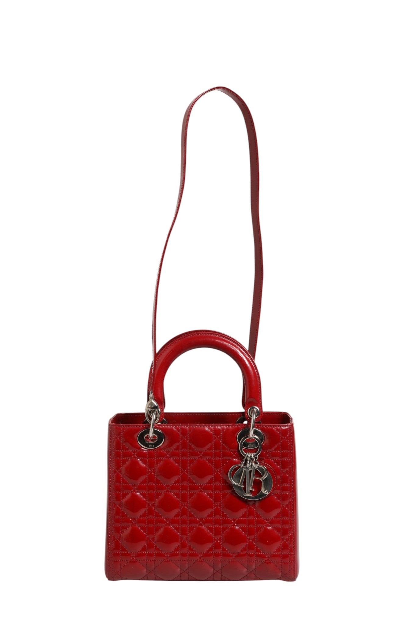 Sac à main Christian Dior Lady Dior en cuir verni rouge cerise avec quilting Cannage et petites poignées élégantes.