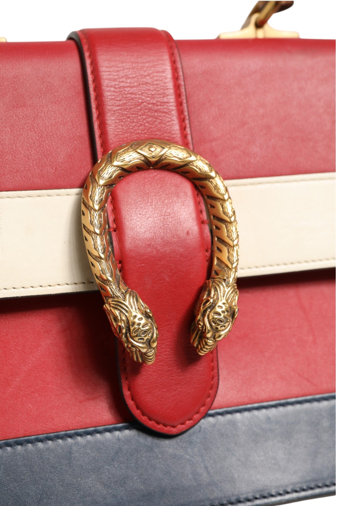 Sac à main Gucci Dionysus Medium en cuir blanc, bleu et rouge avec poignée en bambou, style élégant et sophistiqué.