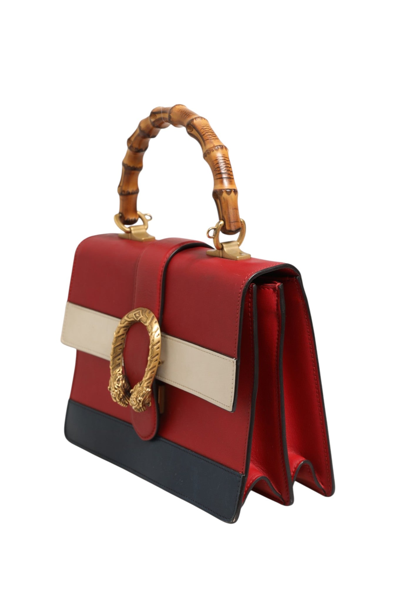 Sac à main Gucci Dionysus Bamboo de taille moyenne, blanc avec détails bleus et rouges, en cuir avec poignée en bambou.