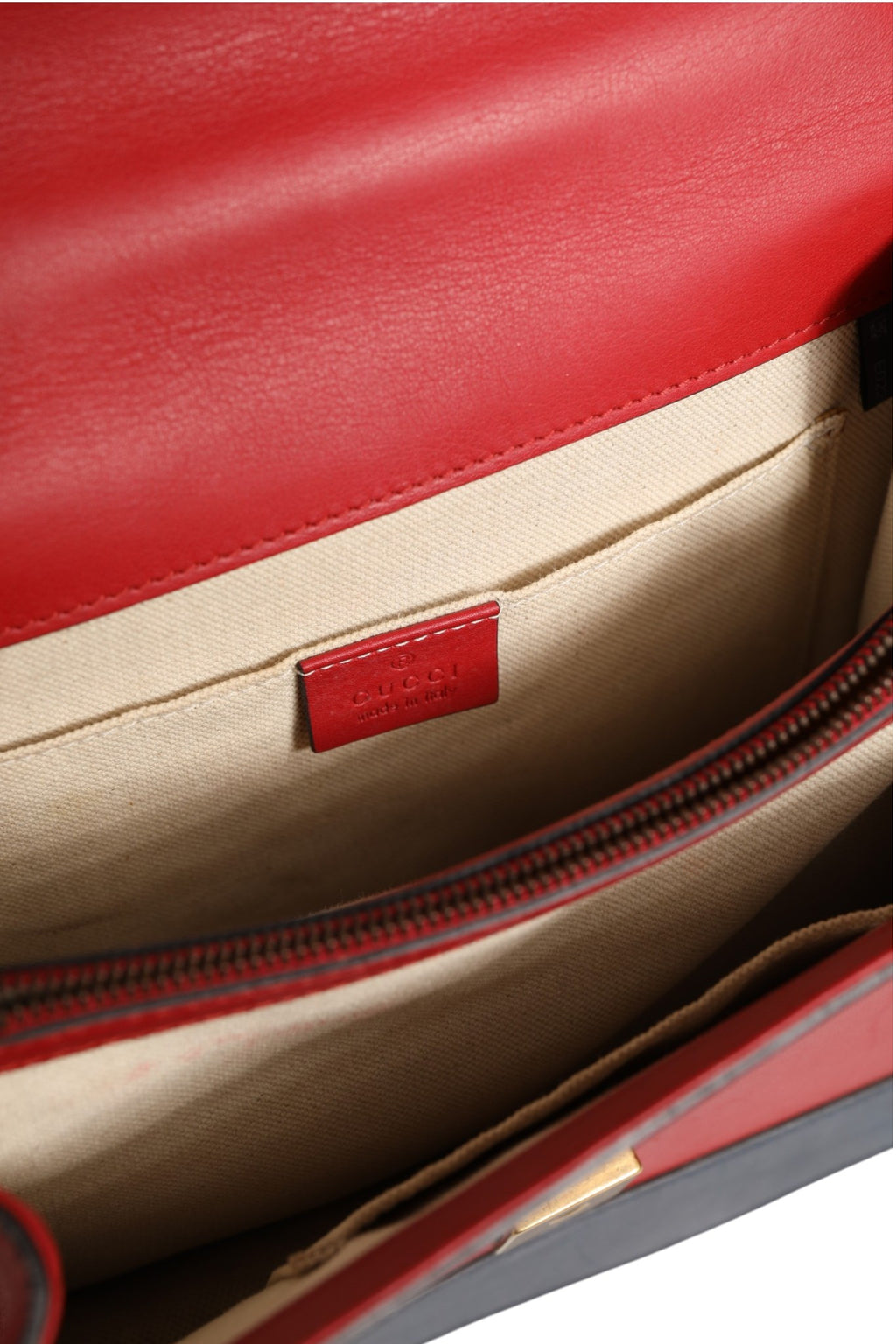 Sac à main Gucci Dionysus Medium en cuir blanc, bleu et rouge avec détails en bambou et poignée supérieure élégante.