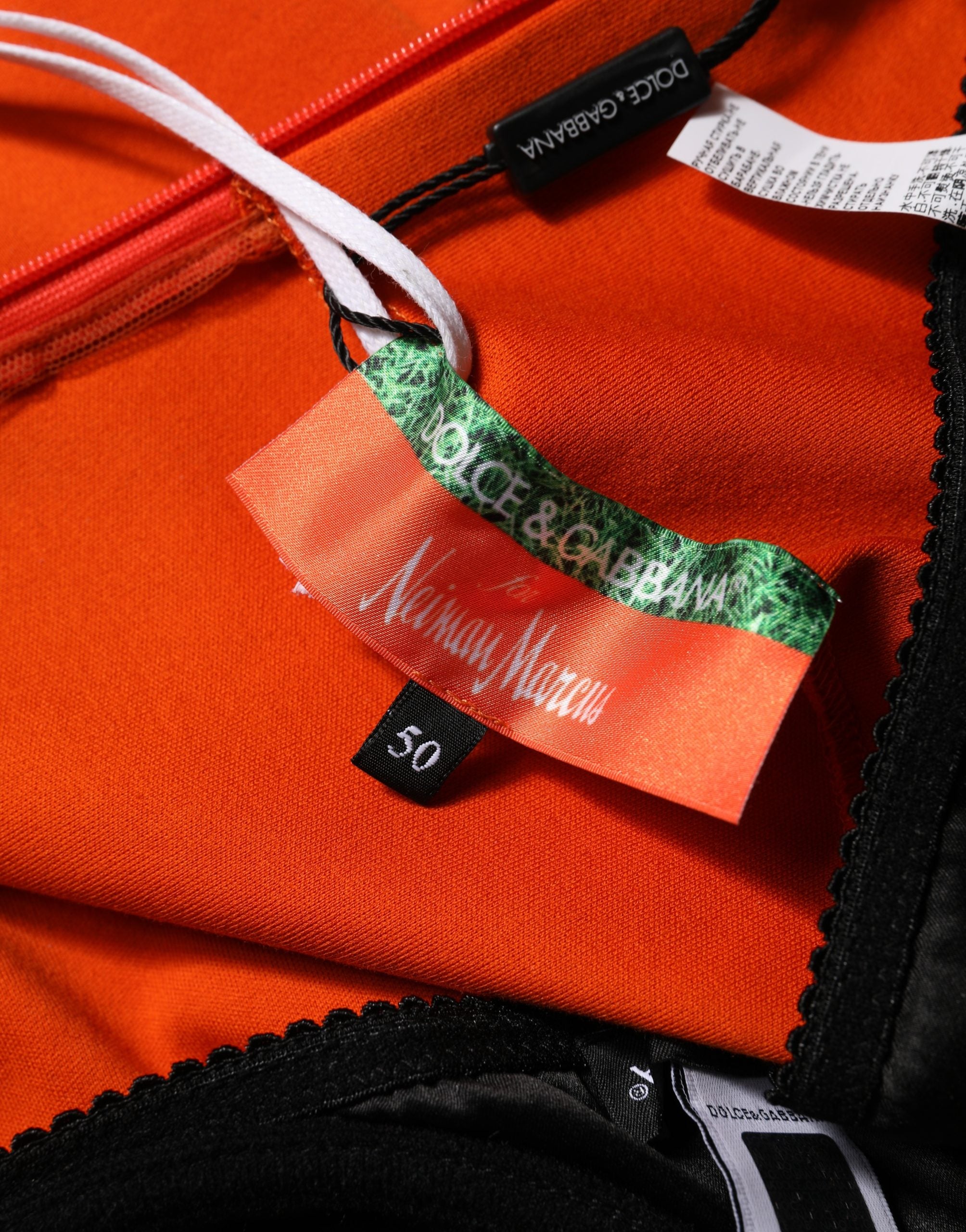 Robe courte en coton orange Dolce & Gabbana inspirée de football américain, style mini dress avec motifs sportifs.