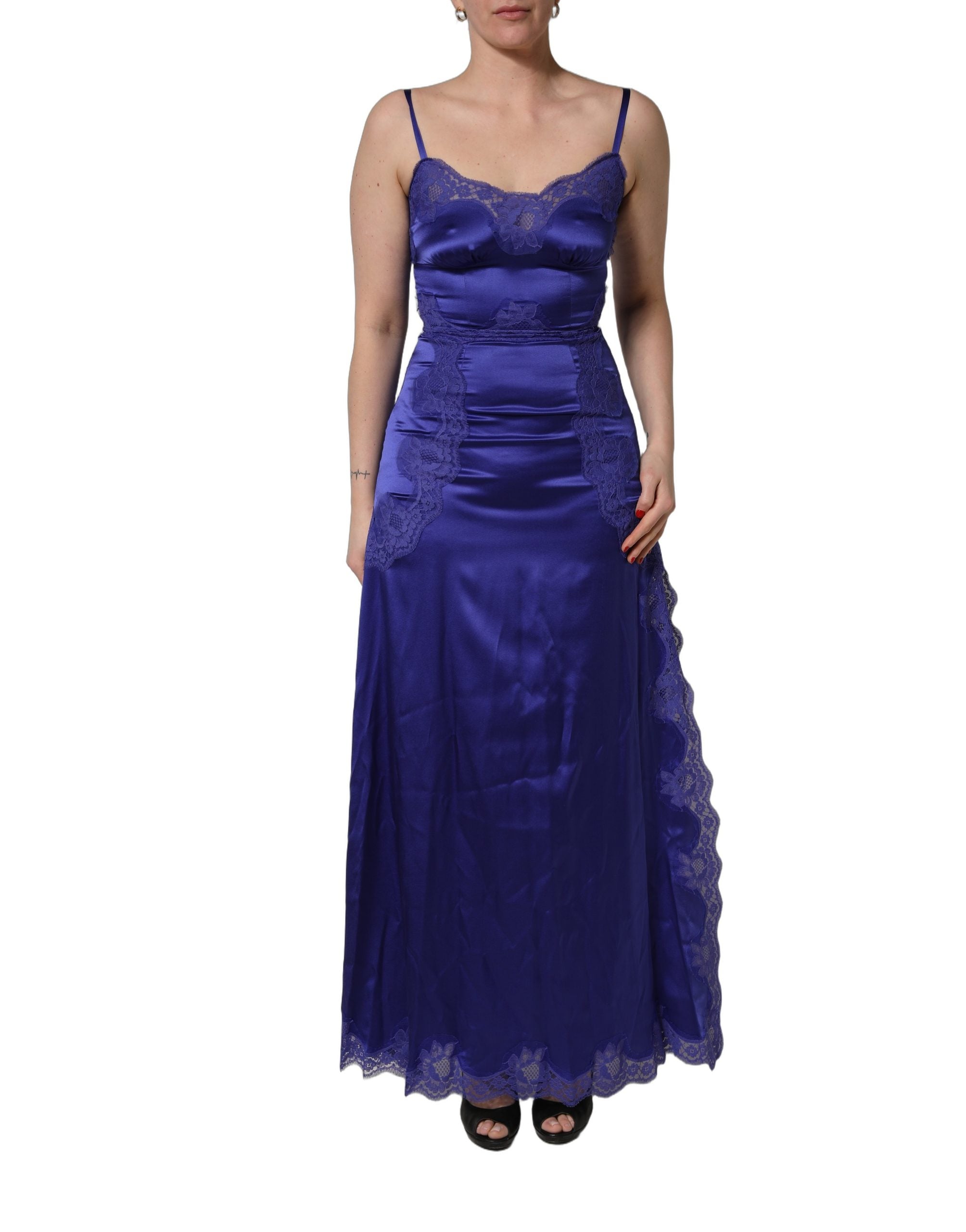 Robe longue sans manches Dolce & Gabbana en dentelle bleue avec coupe évasée et détails en dentelle raffinée.