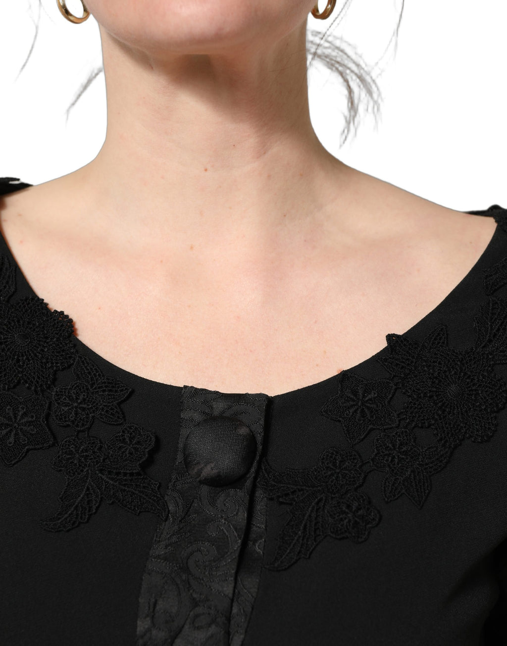Blazer noir Dolce & Gabbana avec boutons, détails en dentelle et coupe élégante, porté sur un mannequin.
