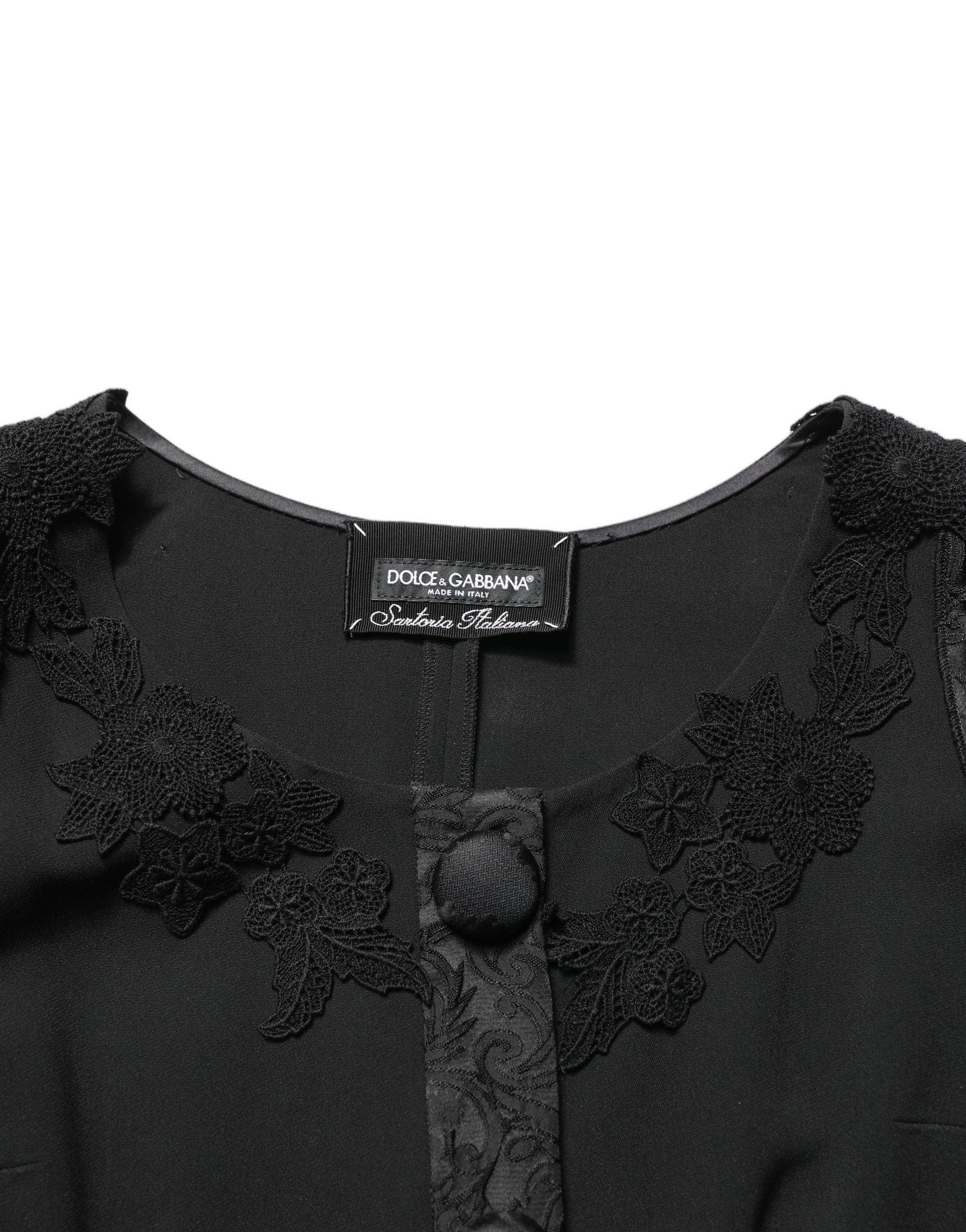 Veste blazer Dolce & Gabbana noire avec boutons, finition en dentelle et coupe élégante, portée formelle ou chic.