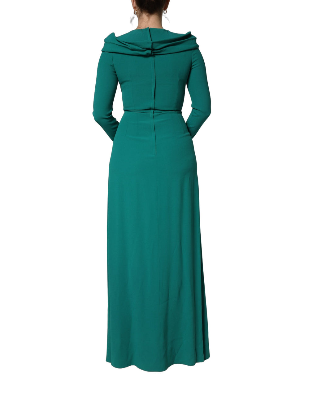 Robe longue Dolce & Gabbana vert avec col rond et manches longues, élégante et fluide, portée dans une vue rapprochée.