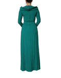 Robe longue Dolce & Gabbana vert avec col rond et manches longues, élégante et fluide, portée dans une vue rapprochée.