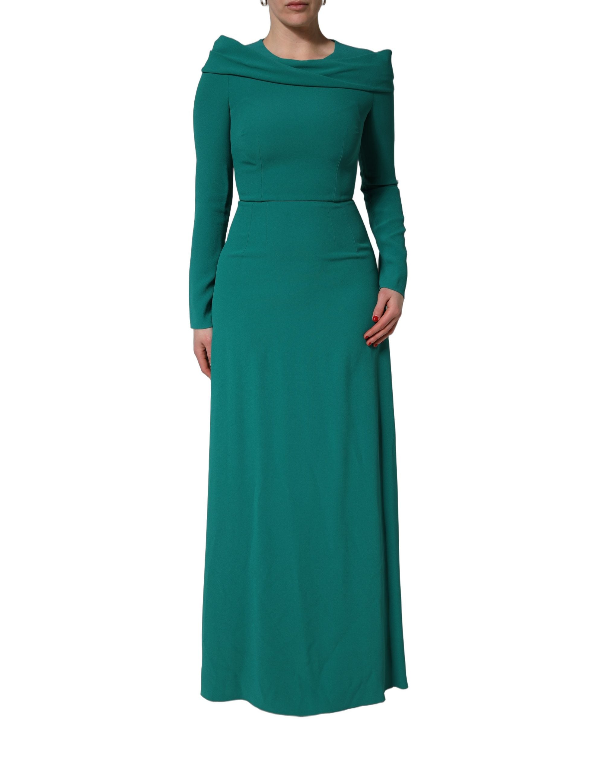 Robe longue Dolce & Gabbana vert avec col rond et manches longues, élégante et fluide, portée sur un fond neutre.