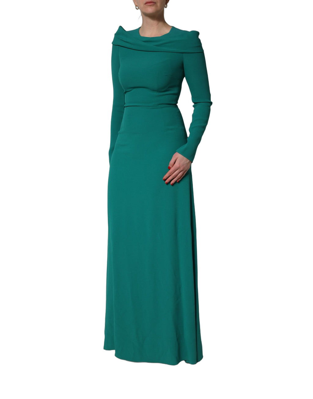 Robe longue Dolce & Gabbana verte à col rond et manches longues, élégante et fluide, portée sur un fond neutre.