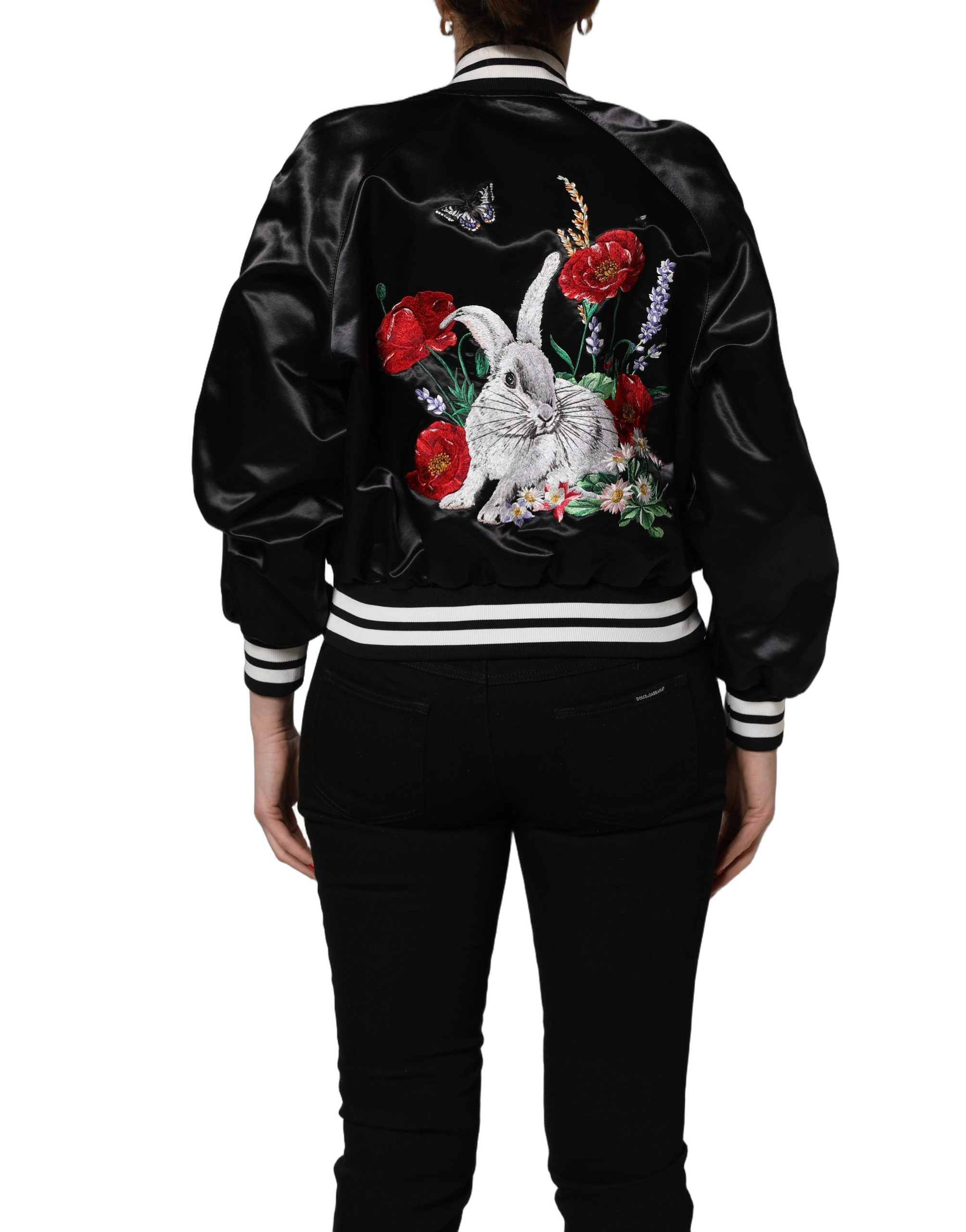 Veste bomber en satin noir Dolce & Gabbana avec broderie florale élégante, détails sophistiqués et coupe moderne.