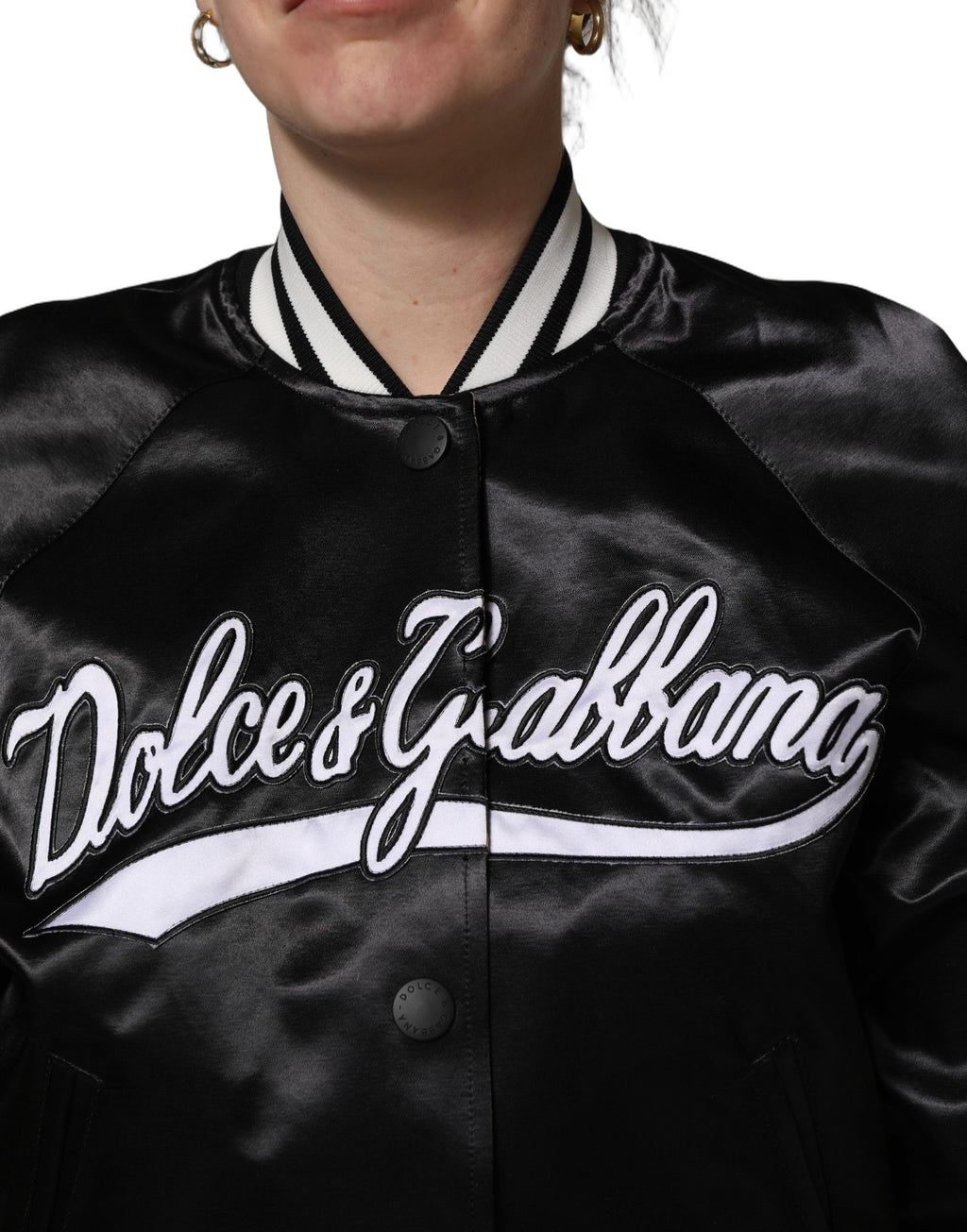 Veste bomber en satin noir Dolce & Gabbana avec broderie florale élégante et détails sophistiqués.