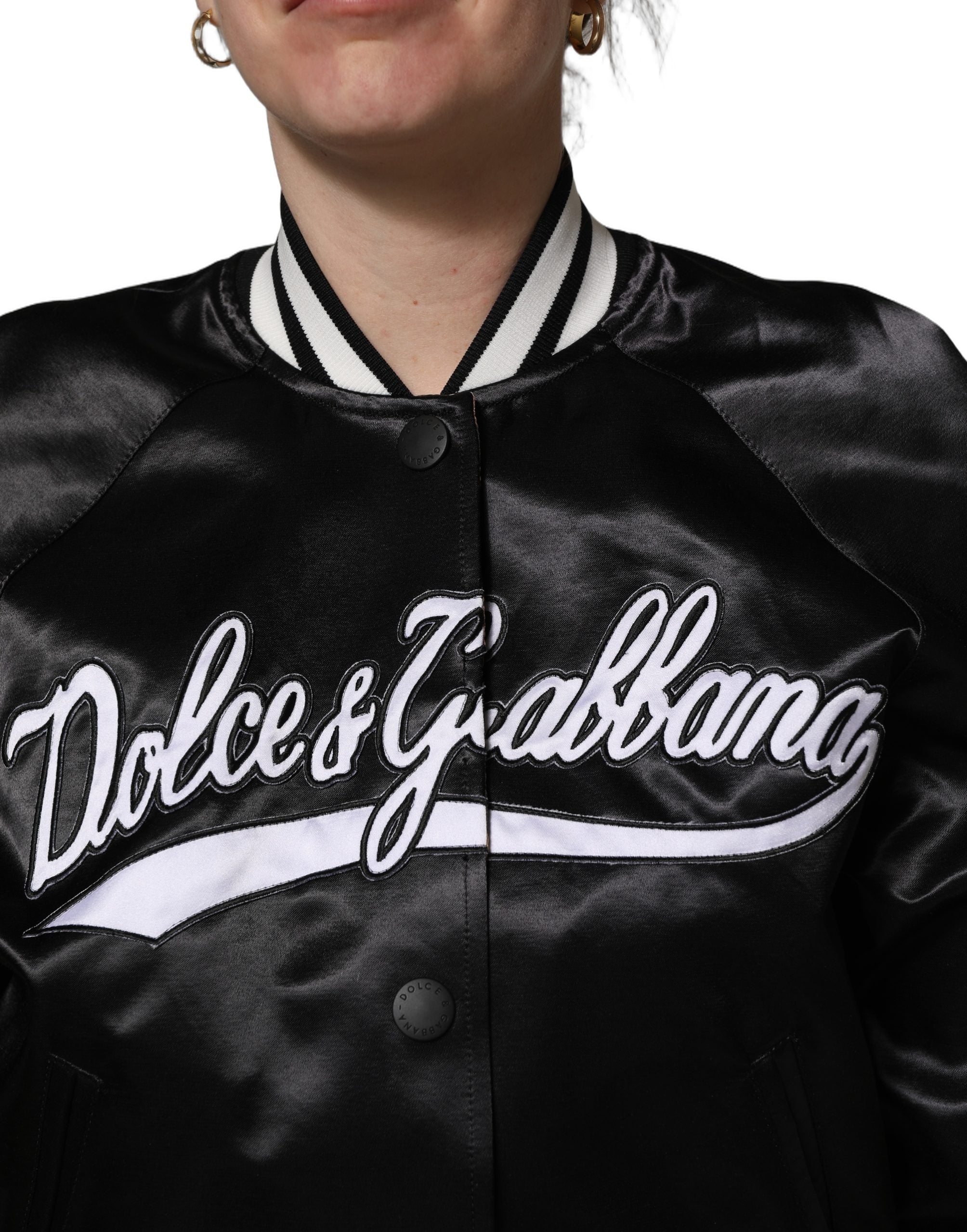 Veste bomber en satin noir Dolce & Gabbana avec broderie florale élégante et détails sophistiqués.