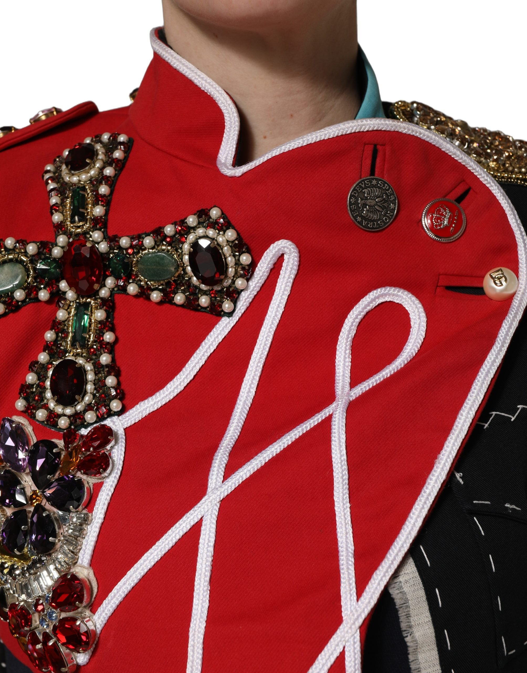 Veste courte asymétrique Dolce & Gabbana multicolore avec bijoux ornés et détails ornementaux.