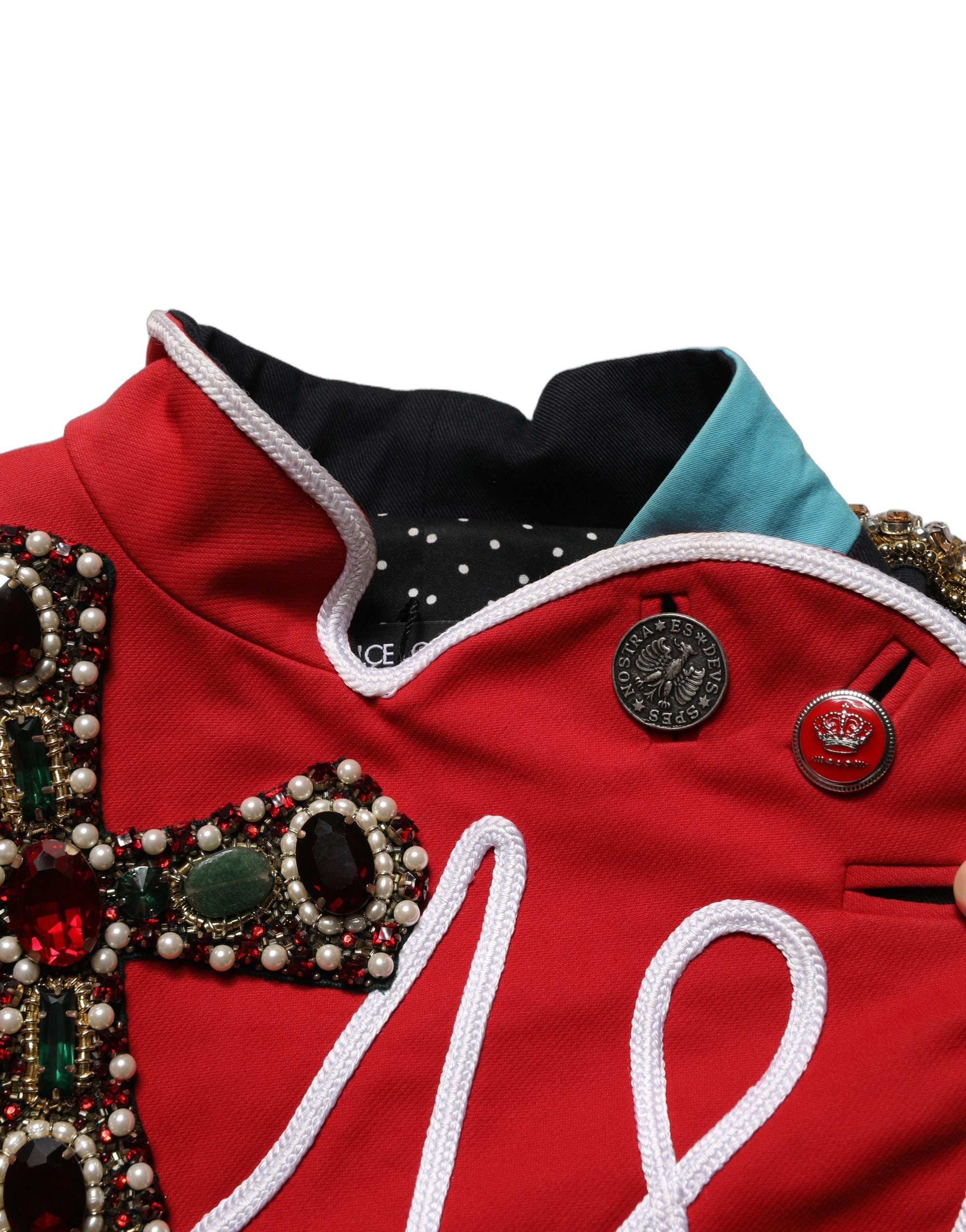 Veste courte asymétrique ornée de bijoux multicolores Dolce & Gabbana avec détails élaborés et design unique.