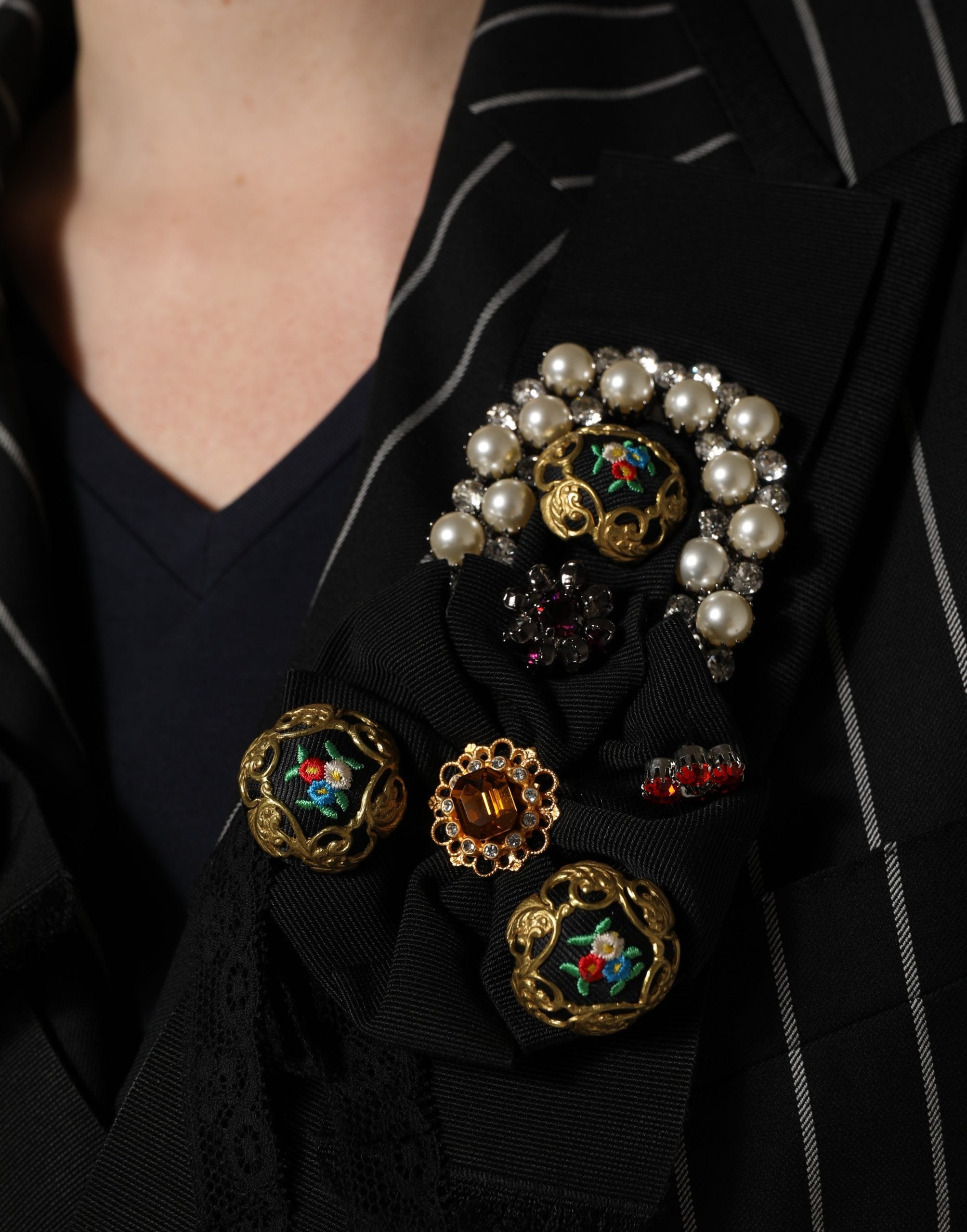 Blazer double-breasted à rayures noires Dolce & Gabbana, veste élégante en tissu, vue de face sur fond neutre.