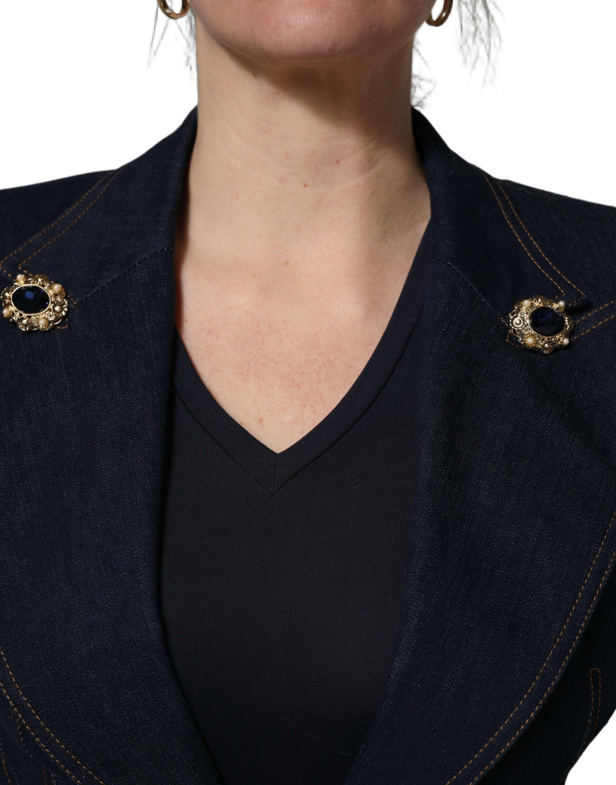 Veste blazer en jean bleu à un seul bouton de Dolce & Gabbana, coupe élégante et moderne, portée sur un mannequin.