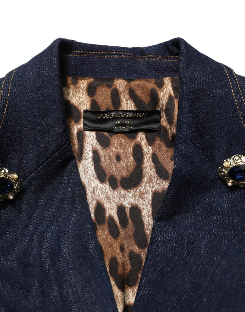 Veste blazer en denim bleu à un seul bouton Dolce & Gabbana, coupe classique, porté sur un mannequin.