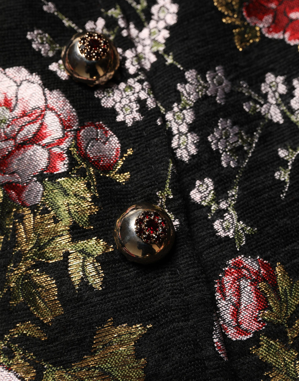 Blazer en brocart fleuri multicolore Dolce & Gabbana avec coupe ajustée et détails élégants, porté sur un fond neutre.
