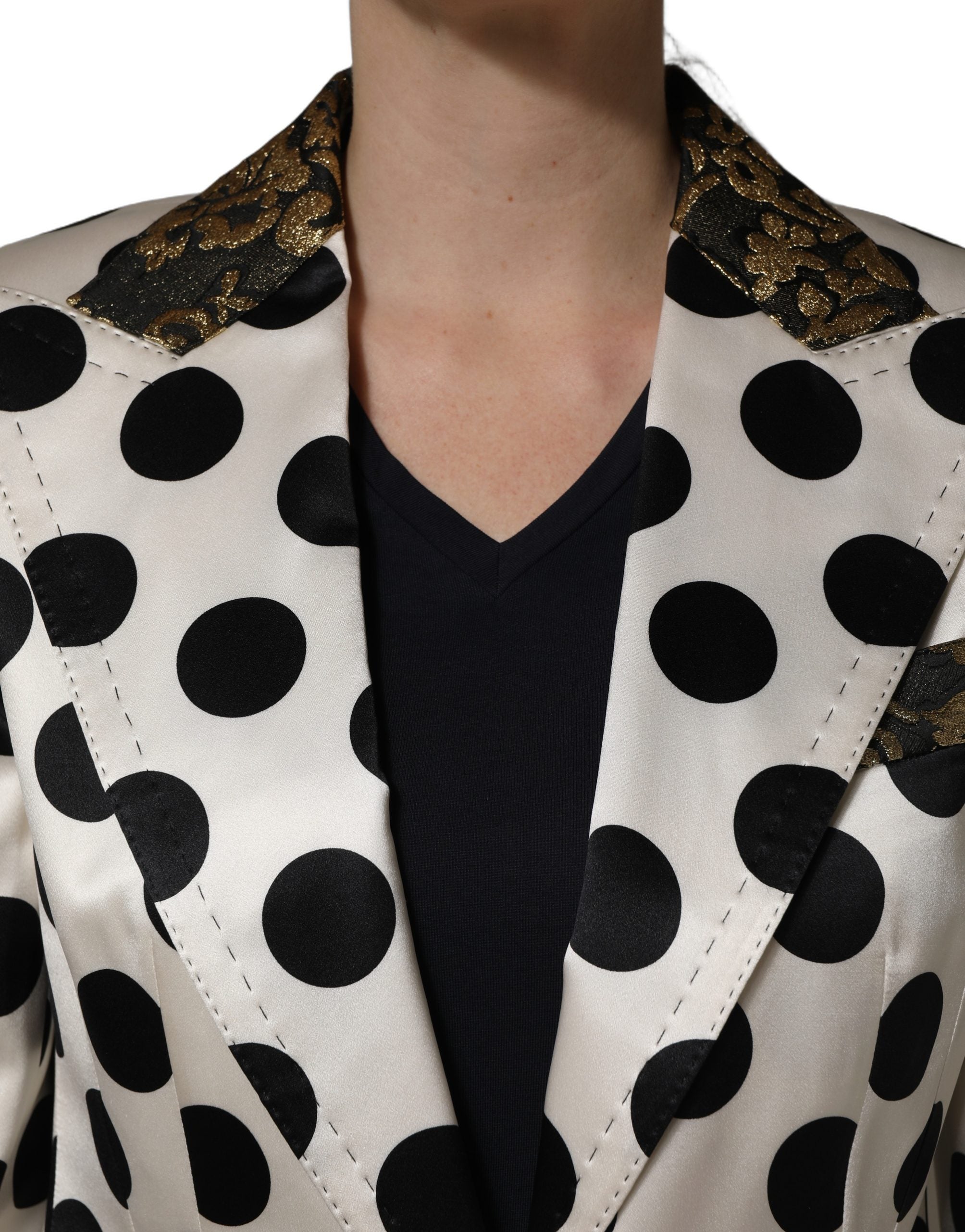 Veste blazer en brocart blanc à pois noirs de Dolce & Gabbana, élégante et sophistiquée, visible en gros plan.