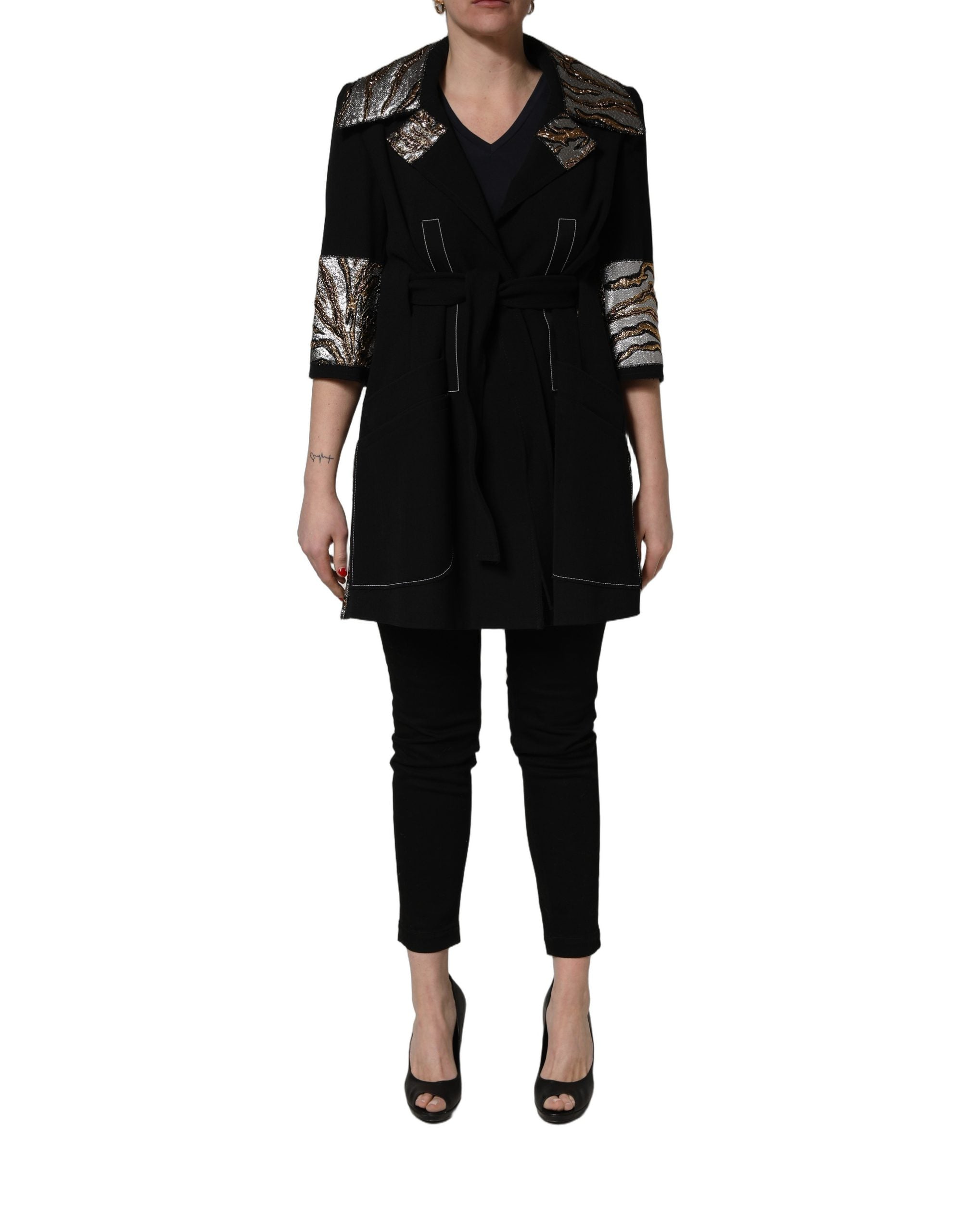 Manteau en brocart noir Dolce & Gabbana à un seul rang de boutons, style élégant et sophistiqué pour femme.