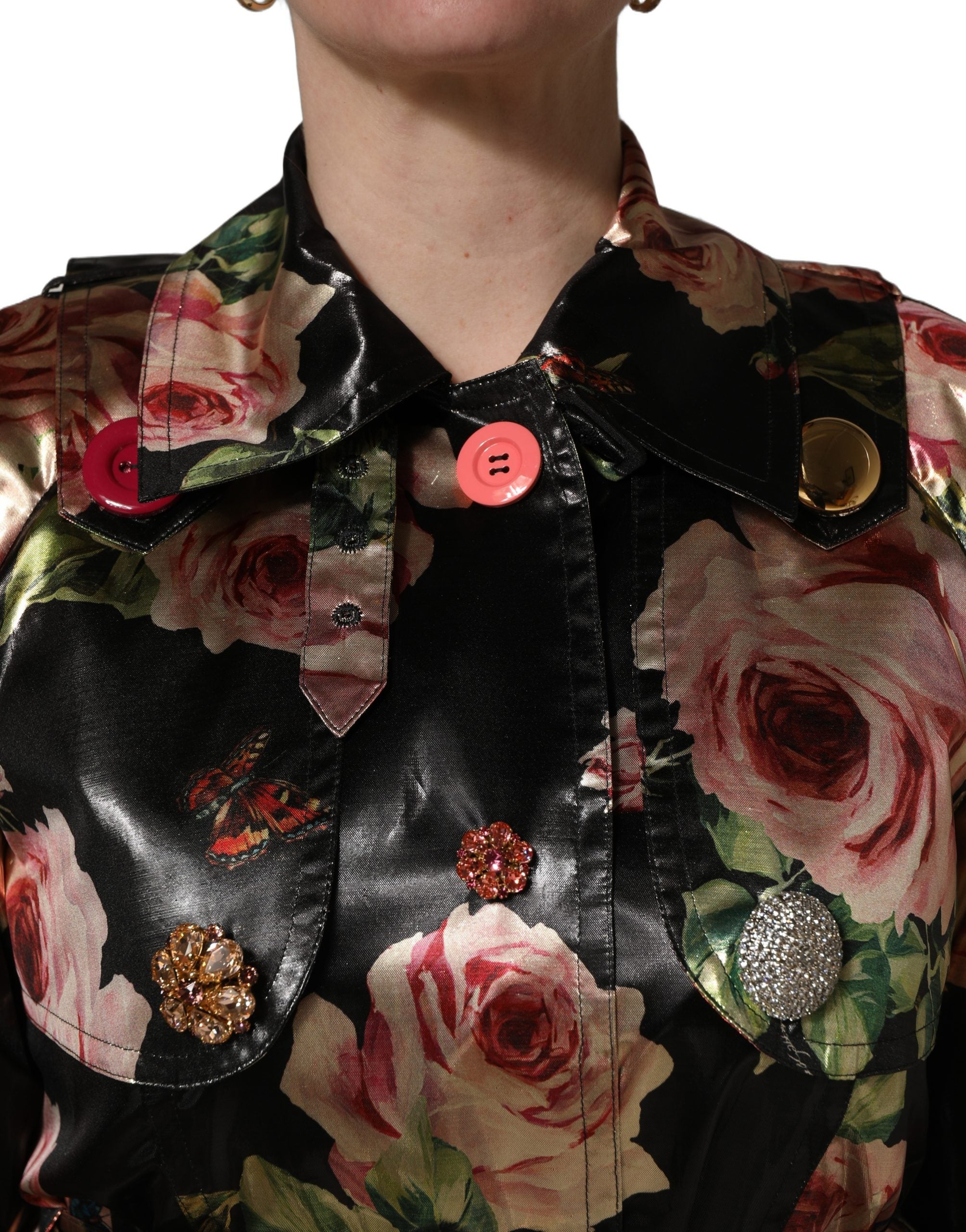 Manteau trench en polyester noir à fleurs avec ceinture, signé Dolce & Gabbana, visible avec détails floraux et coupe élégante.