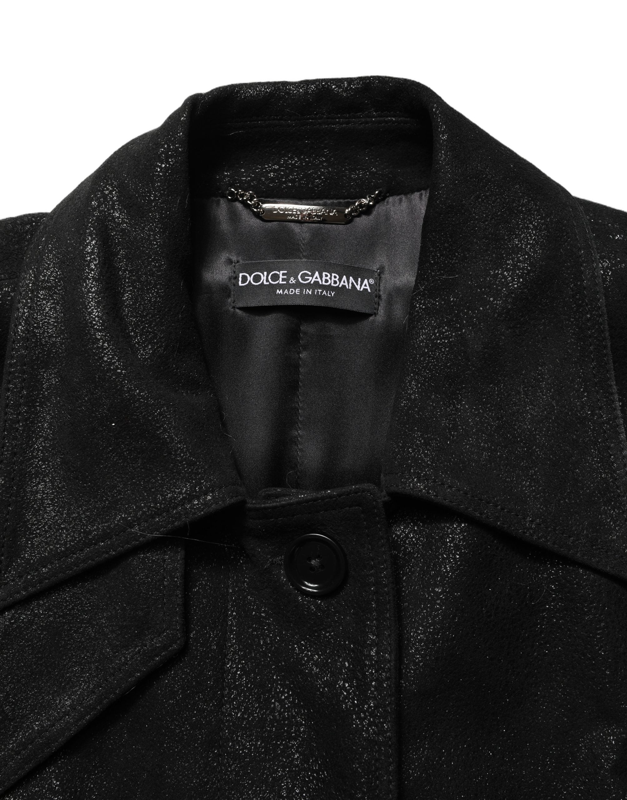 Manteau trench noir en peau de mouton avec ceinture de la marque Dolce & Gabbana, vue de face.
