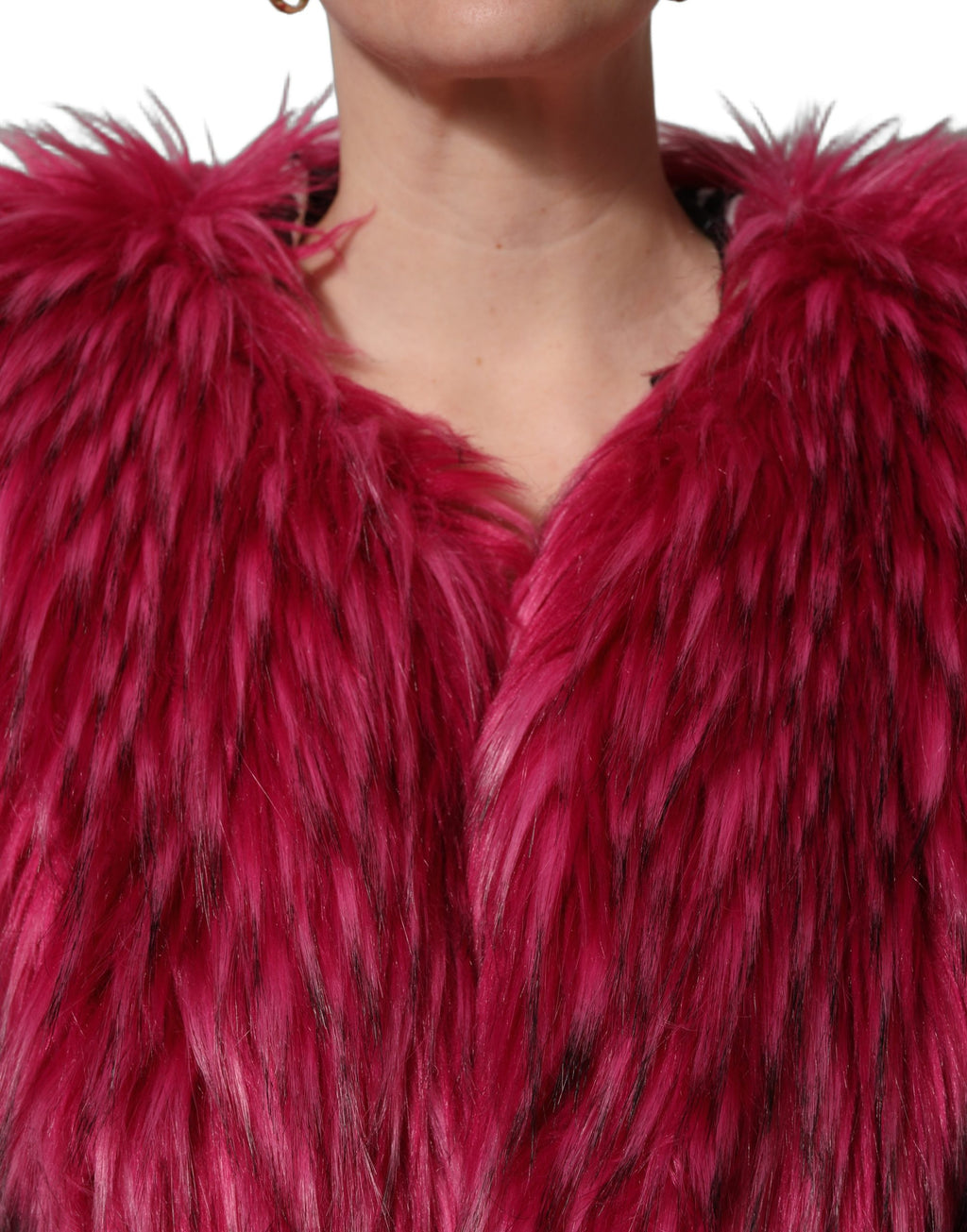 Manteau trench en fausse fourrure fuchsia avec ceinture de la marque Dolce & Gabbana, porté, vue de face.