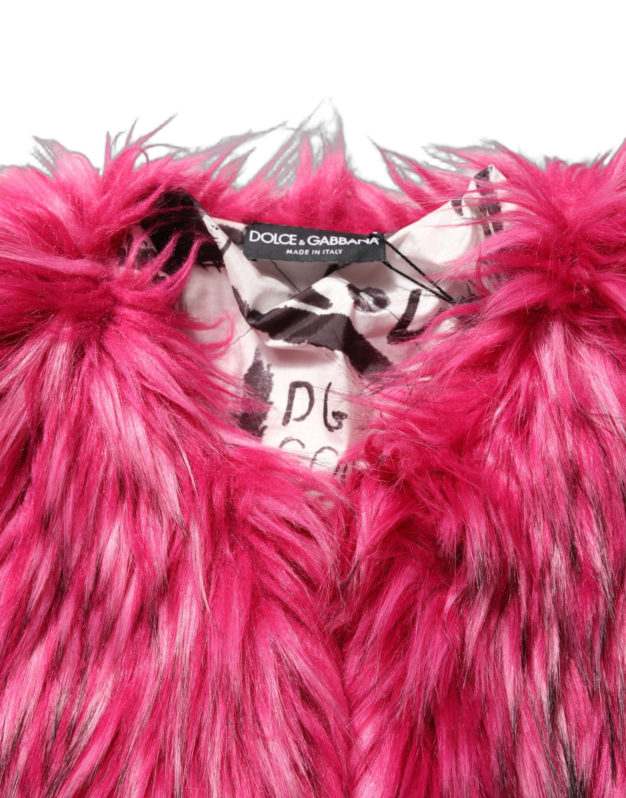 Manteau trench en fausse fourrure fuchsia avec ceinture, signé Dolce & Gabbana, vue de face.